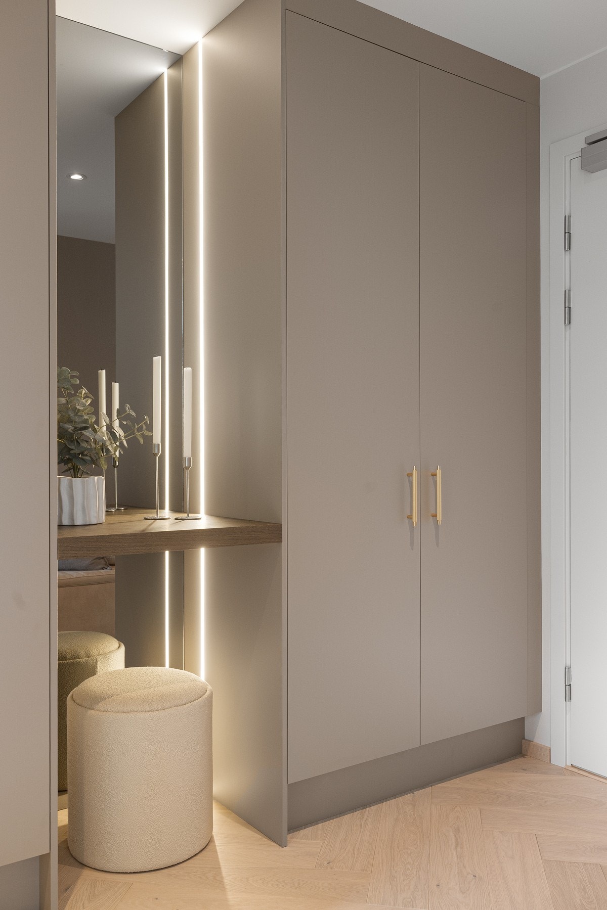 Elegant sotet speil som gir en lun og dempet atmosfære. Galleribilde