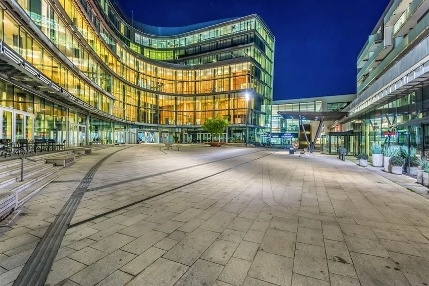 Lørenskog Hus er kommunens kulturhus og inneholder blant annet kino, bibliotek, restaurant etc. Galleribilde