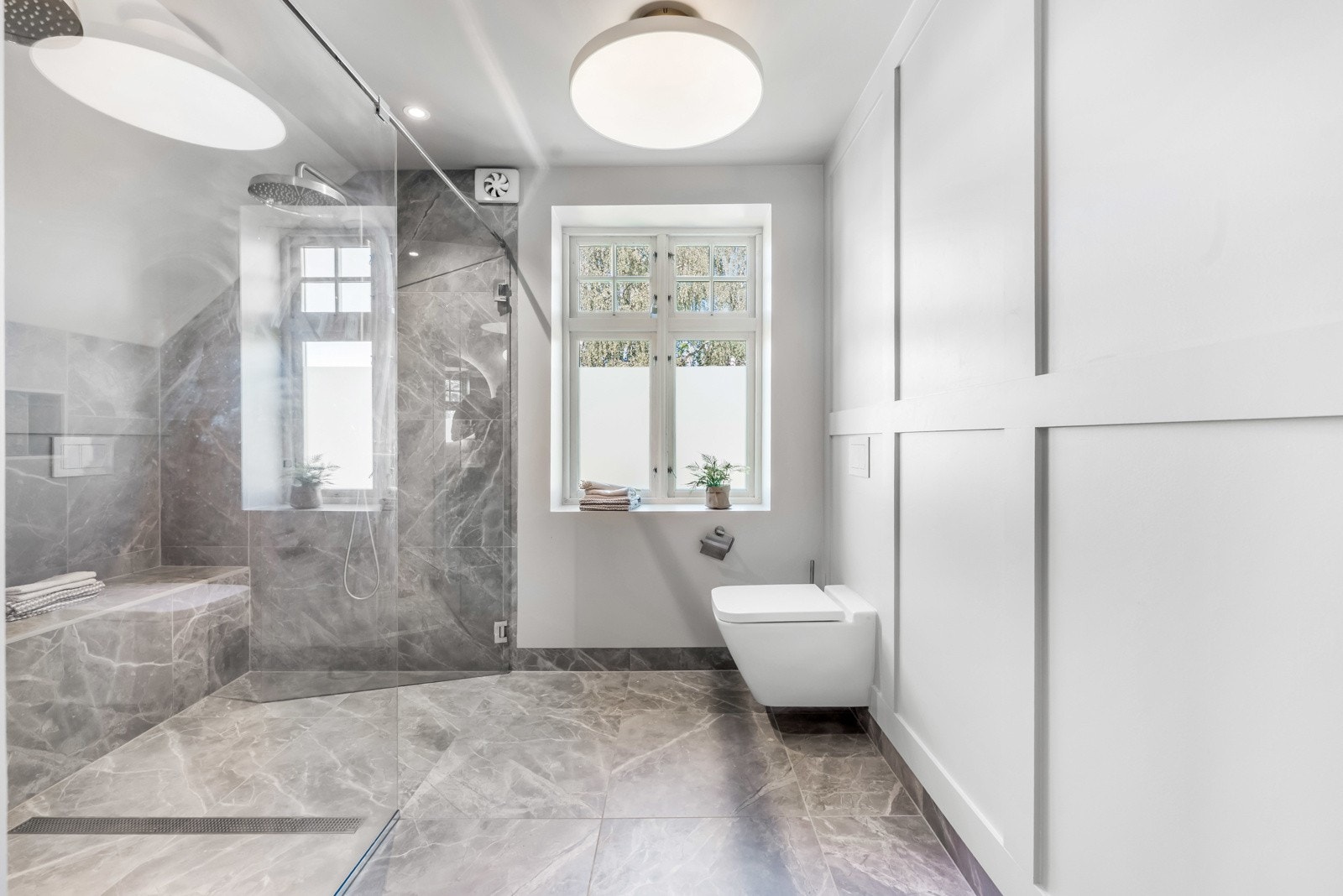 Badet fremstår som moderne og klassisk på samme tid - helt i tråd med hvordan boligen ellers er. Galleribilde