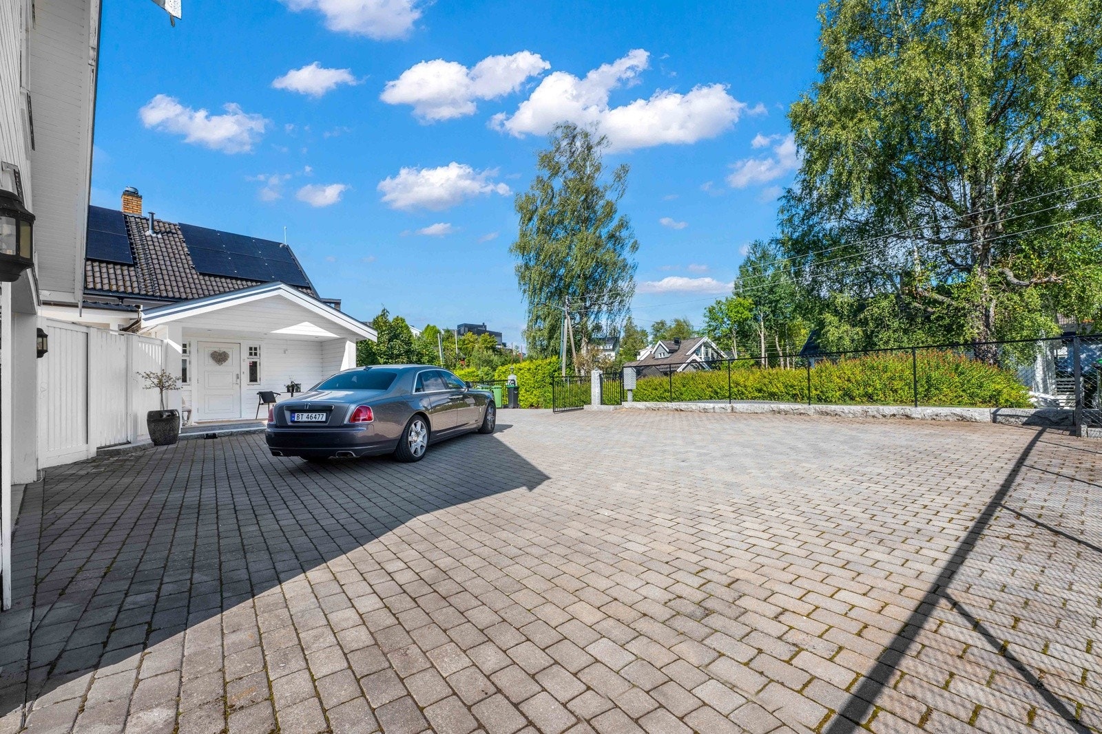 Gårdplassen er gjerdet inn og har port for å holde uvedkommende ute. Galleribilde