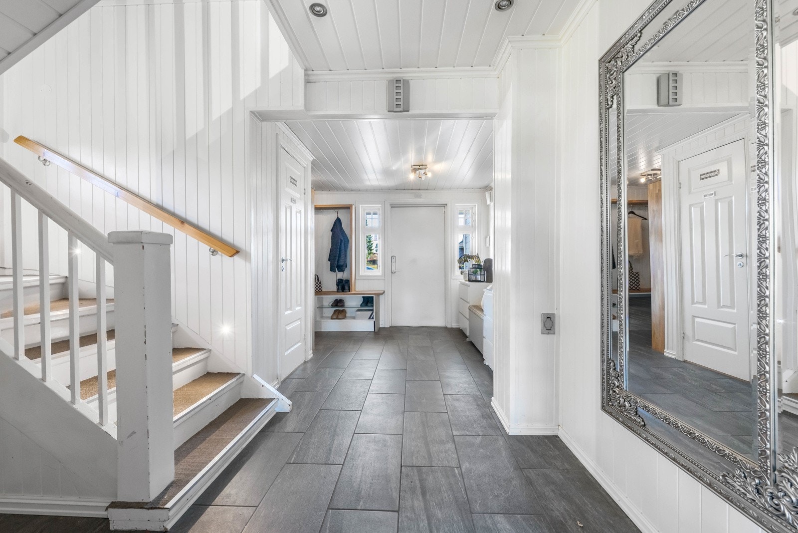 Hallen er lys og luftig og har god plass til garderobeløsning i nisjen ved inngangsdøra. Galleribilde