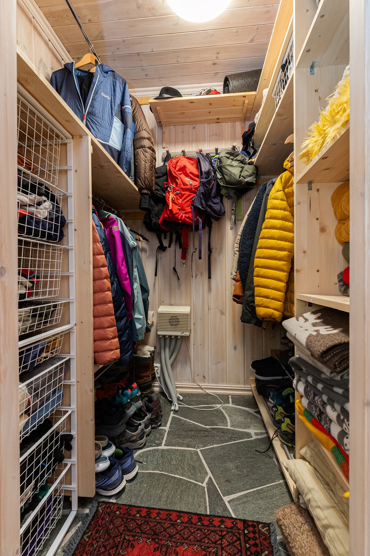 Garderobe med adkomst fra entré Galleribilde