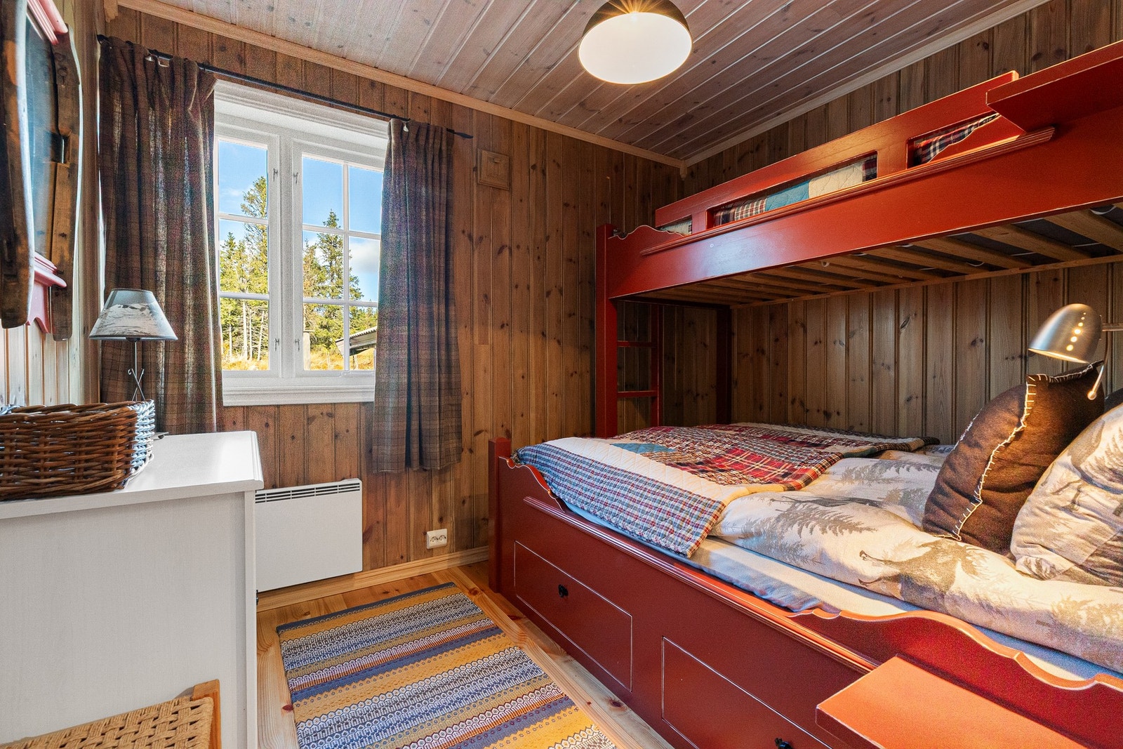 Soverom to i første etasje med familiekøyeseng - oppbevaringsskuffer inder seng Galleribilde