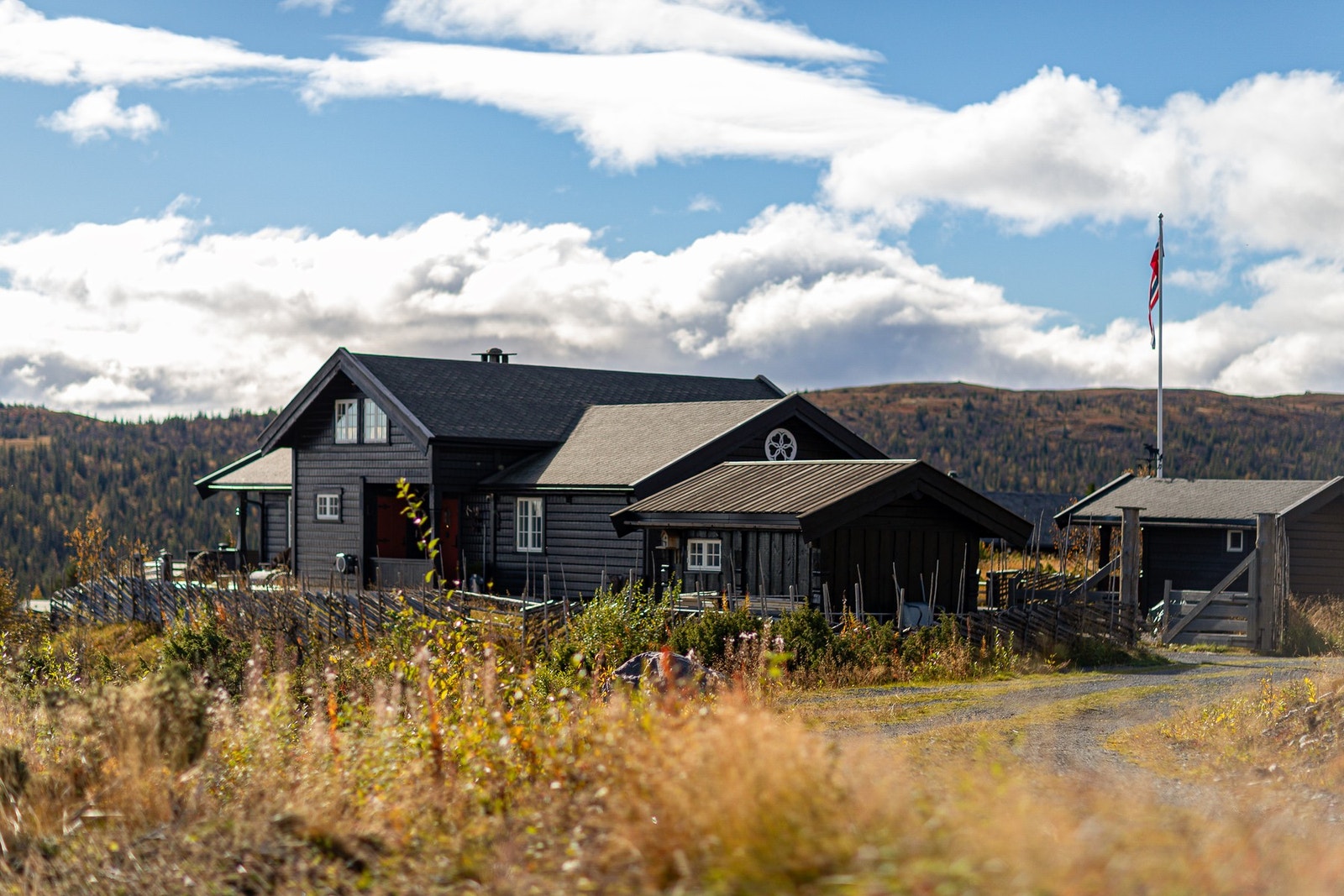 Hytta er godt vedlikeholdt og pent forseggjort, med gjennomtenkte løsninger som kombinerer funksjonalitet og stil, samt detaljer av god kvalitet som gir en varm og innbydende atmosfær Galleribilde