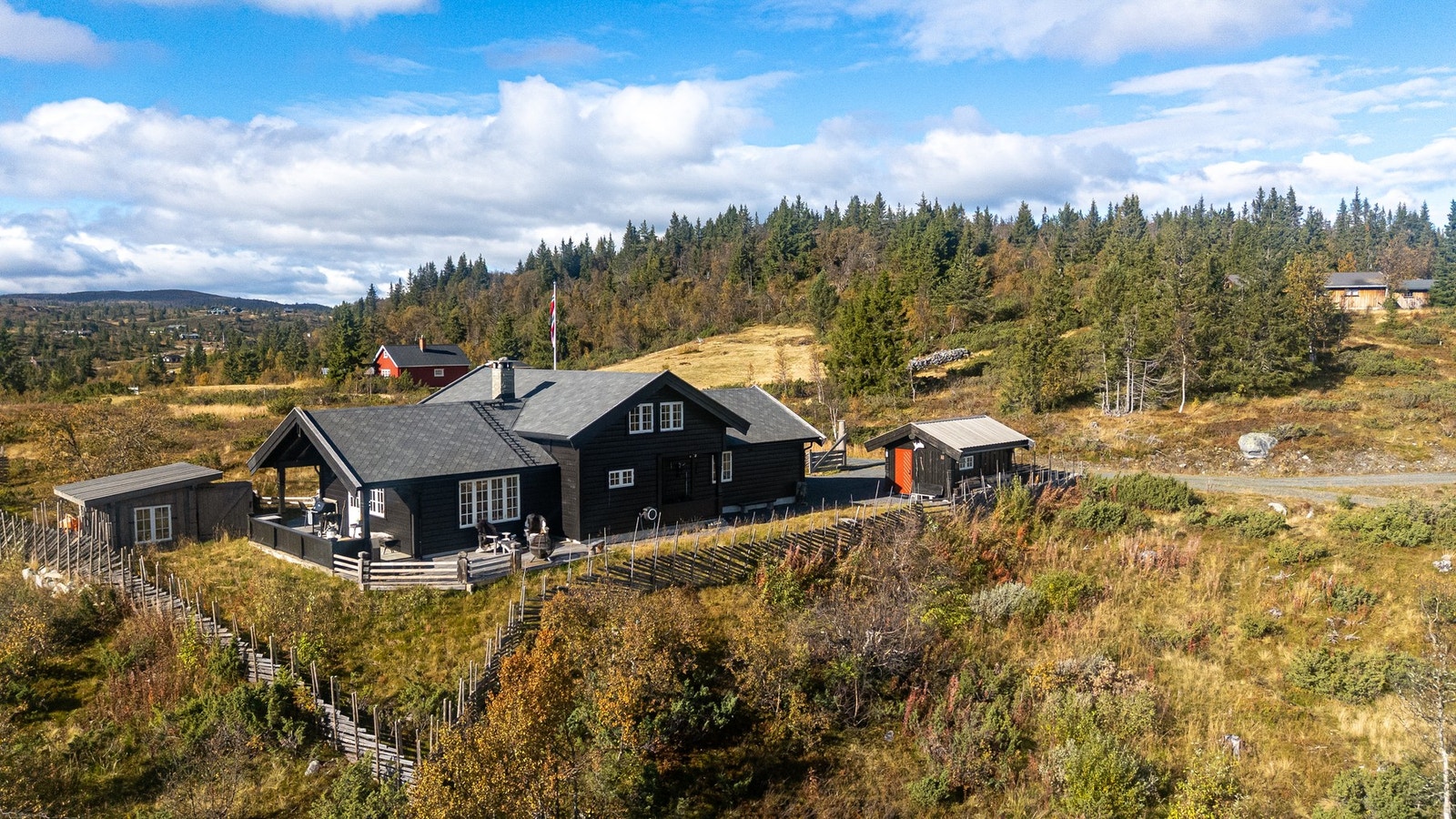 Med hele fem soverom og to bad er dette en hytte som enkelt rommer både familie og gjester, og legger til rette for hyggelige opphold året rundt. Galleribilde