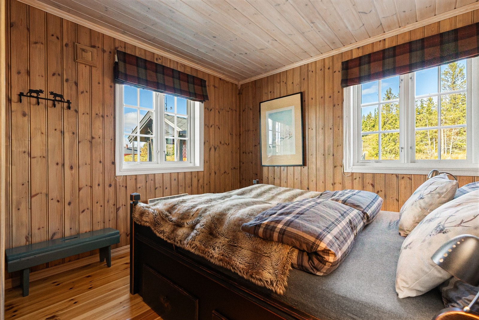Hytta har hele fem soverom fordelt med tre i første etasje og to i andre etasje Galleribilde