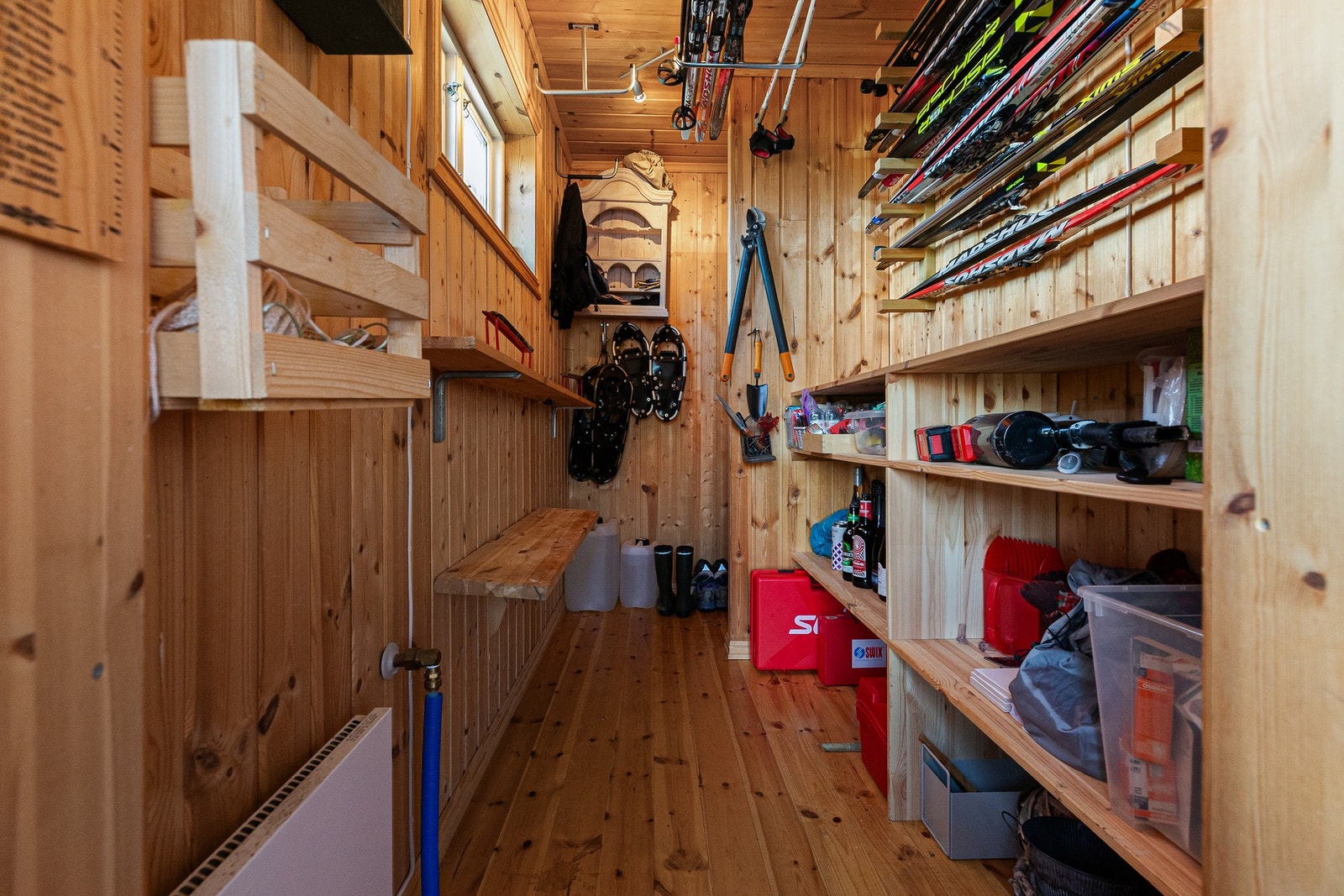 God plass til oppbevaring - plassbygd plass på ene veggen og i himling til ski Galleribilde