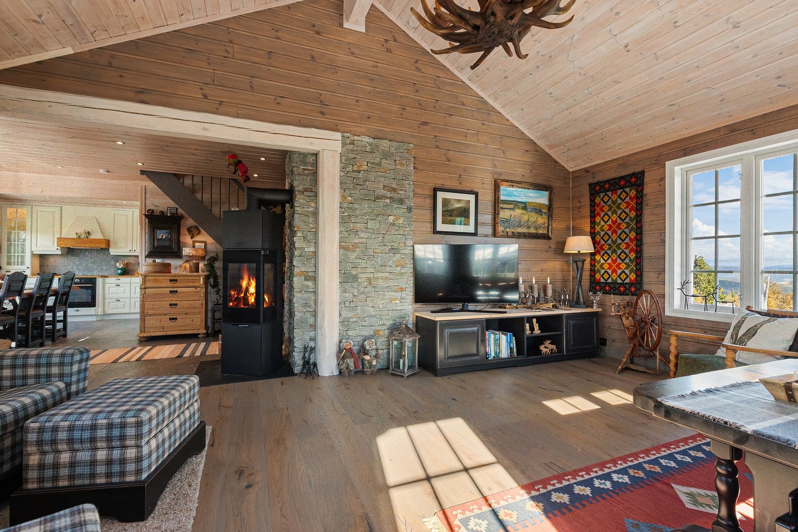 Peisen er omgitt av en elegant forblendet mur som gir rommet et moderne og varmt uttrykk Galleribilde