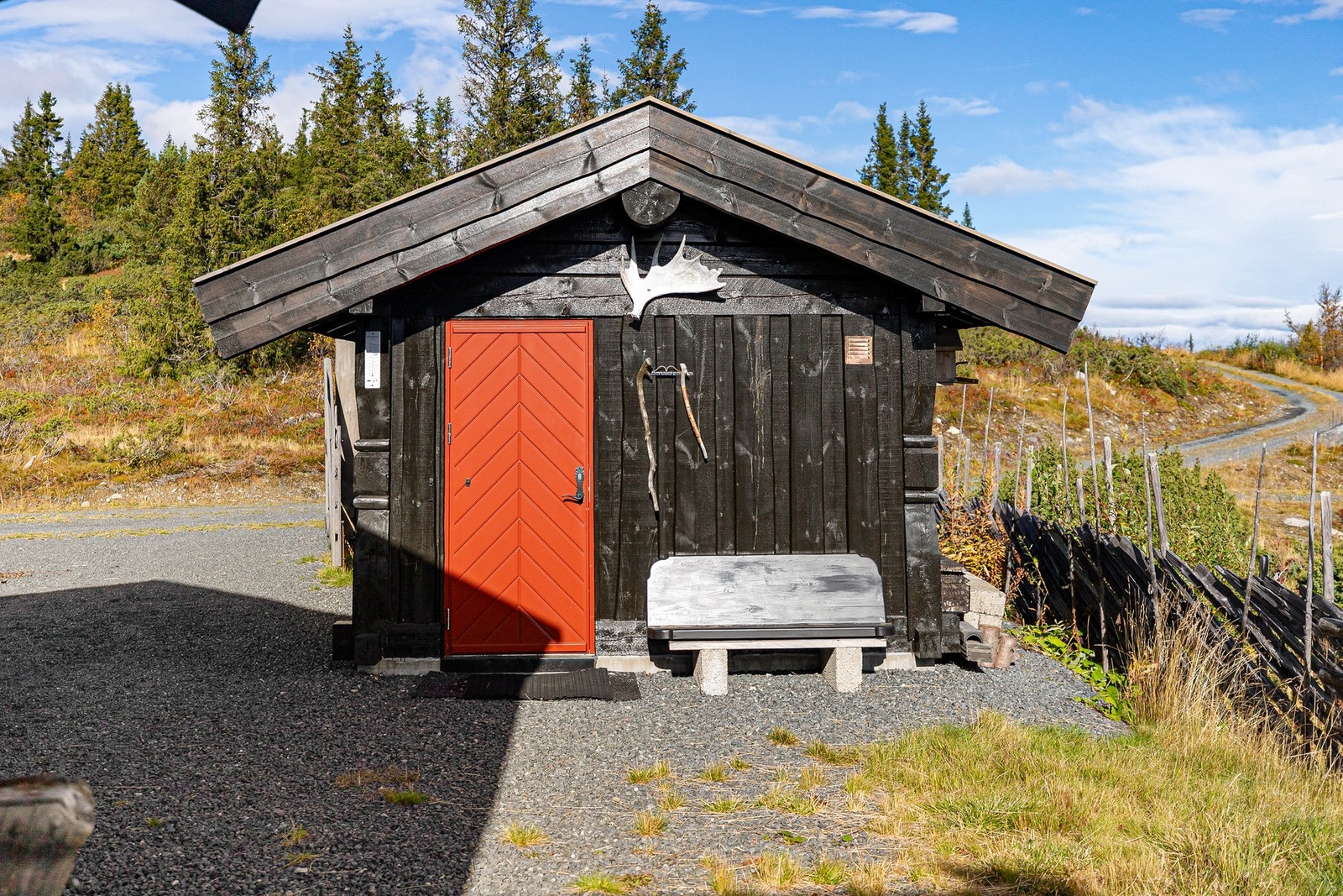 Uthus med rikelig lagringsplass, og en redskapsbod-/"furtebu"-løsning med varmekabler, som gir fleksible bruksområder for både arbeid og fritid Galleribilde