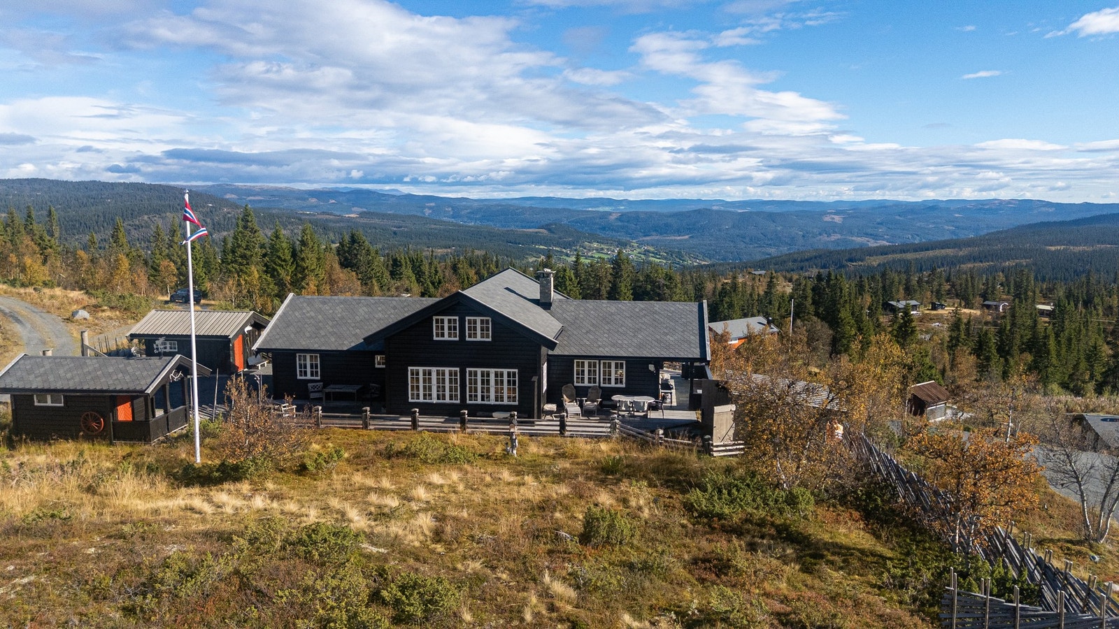 Eiendomsmegler Marit Nystuen presenterer denne eiendommen. Foto: Christine Stokkebryn Galleribilde