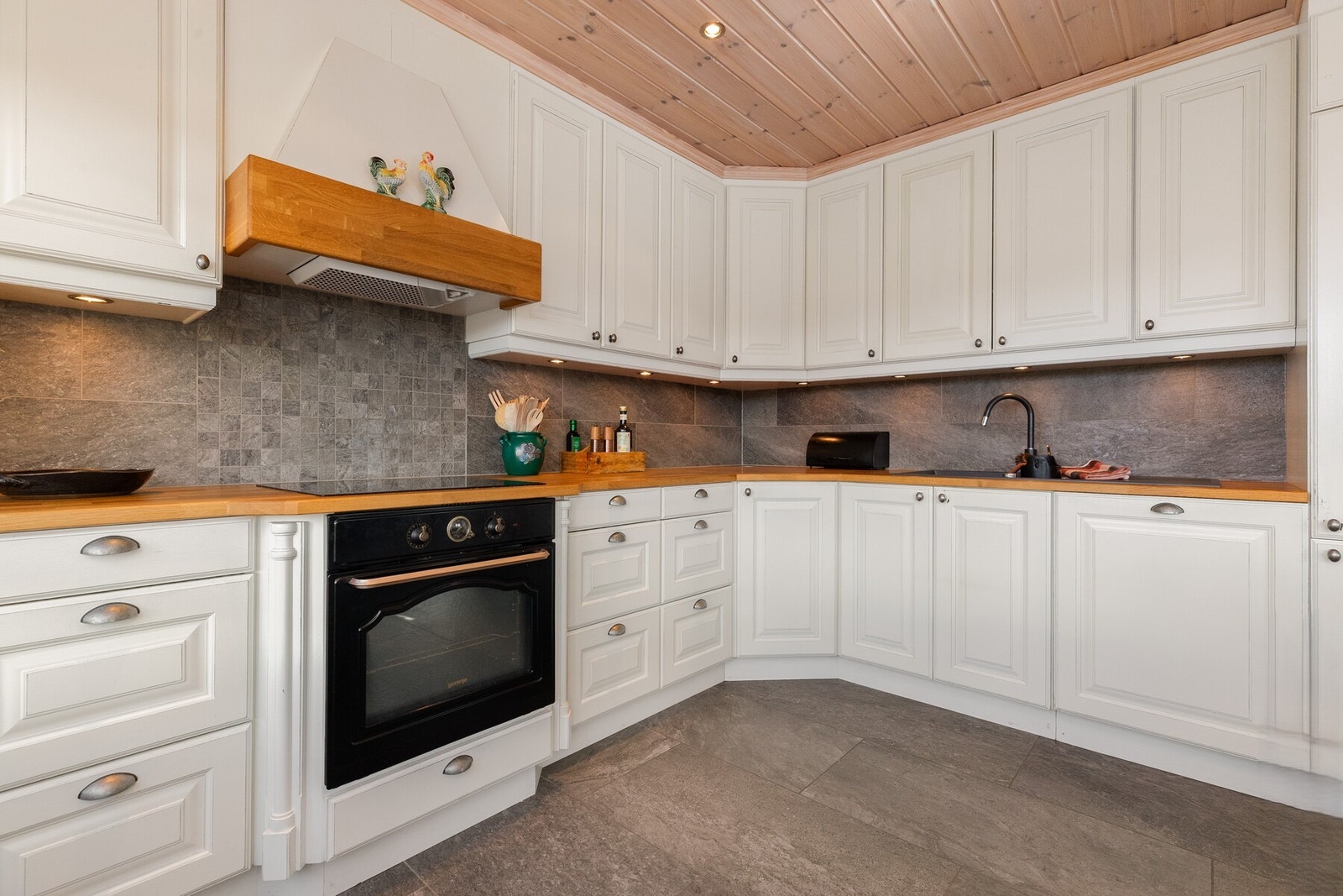 Ombyggingen av kjøkken ble gjort av FG Bygg. Godt med skap- og benkplass Galleribilde