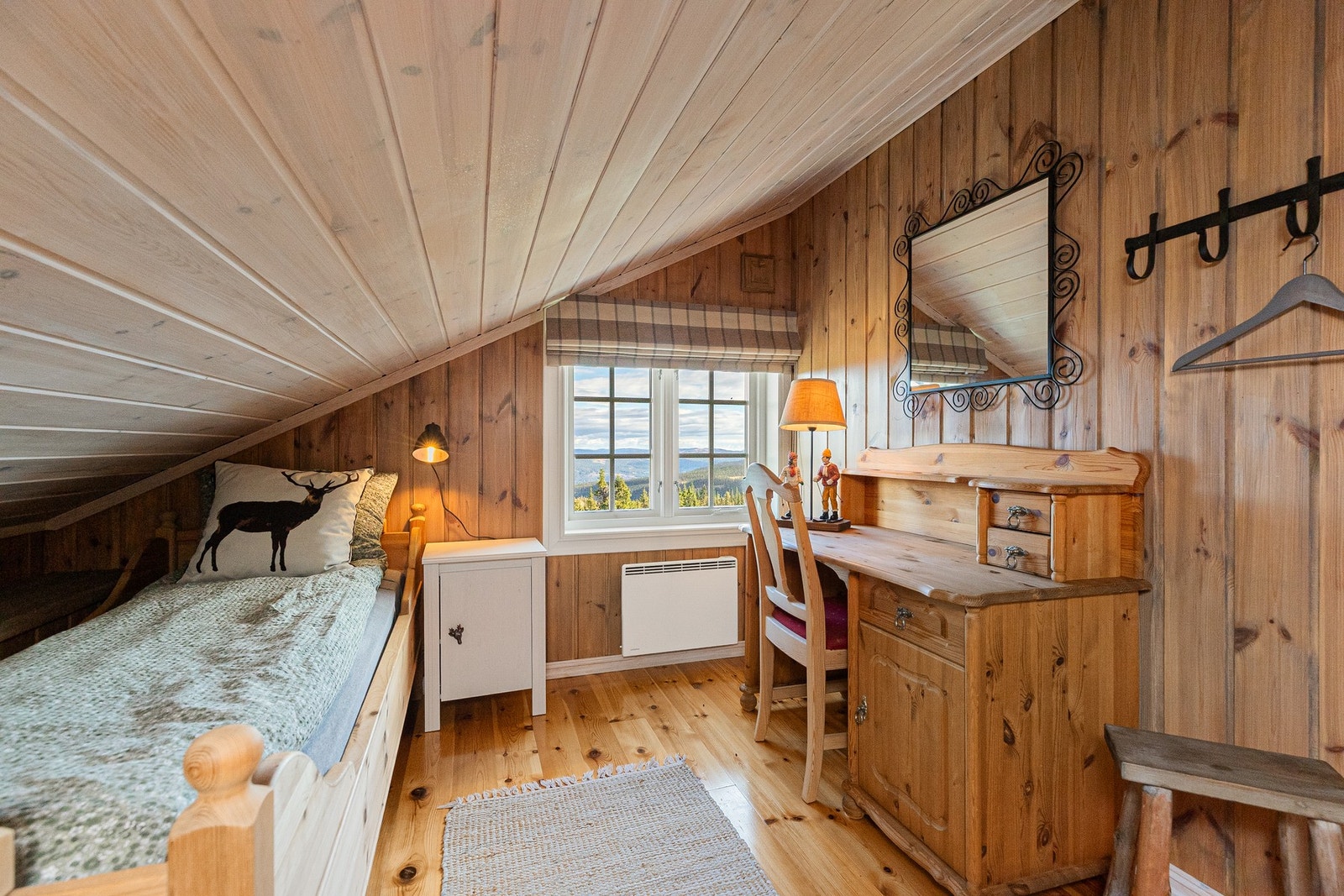 Dette rommet med plass til enkeltseng og kommode eller arveidspult - det er også plassbygd dobbeltseng Galleribilde