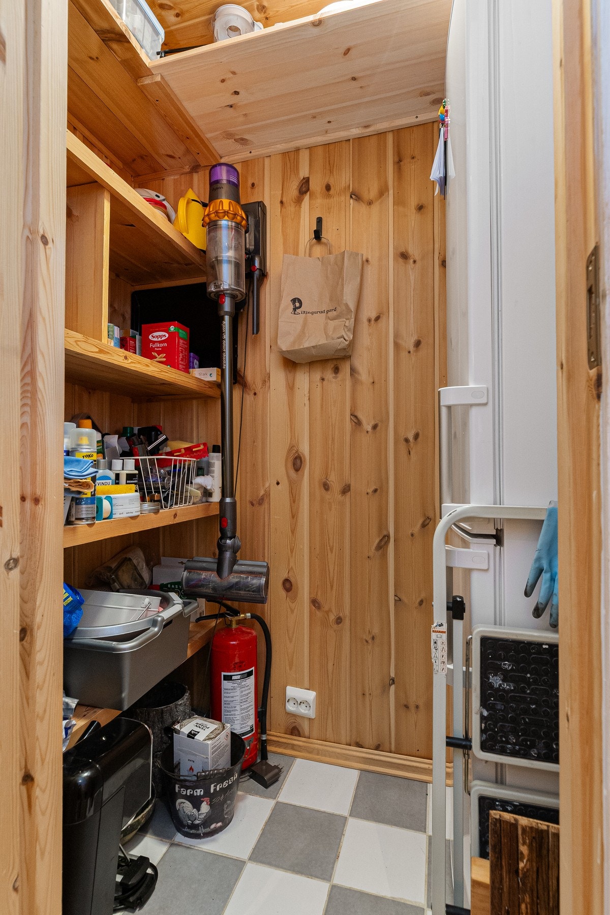 Bod med plassbygde hyller Galleribilde