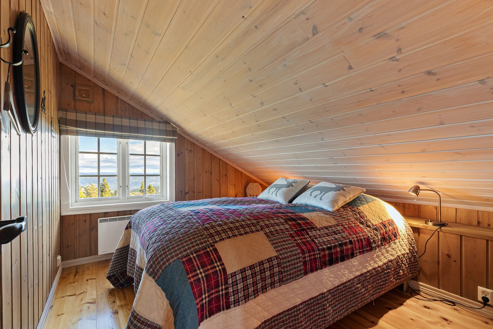 Dette rommet med plass til dobbeltseng Galleribilde