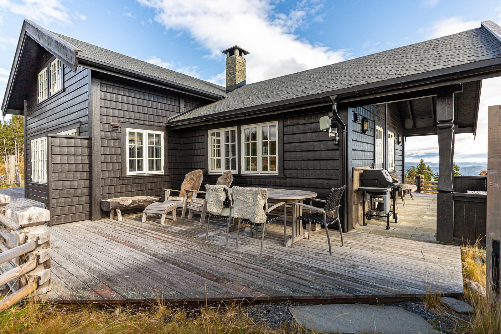 Samle familie og venner ute til gode måltider og hyggelige samlinger på de fine dagene Galleribilde