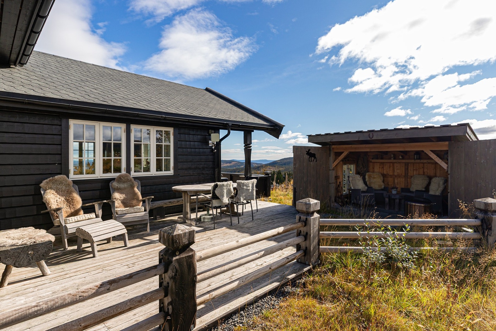 Flere fine utesoner - Finn godstolen og start dagen med kaffekoppen i morgensola, eller ta med familien ut til kveldsmat i gapahuken hvor gode fortellinger kan deles Galleribilde