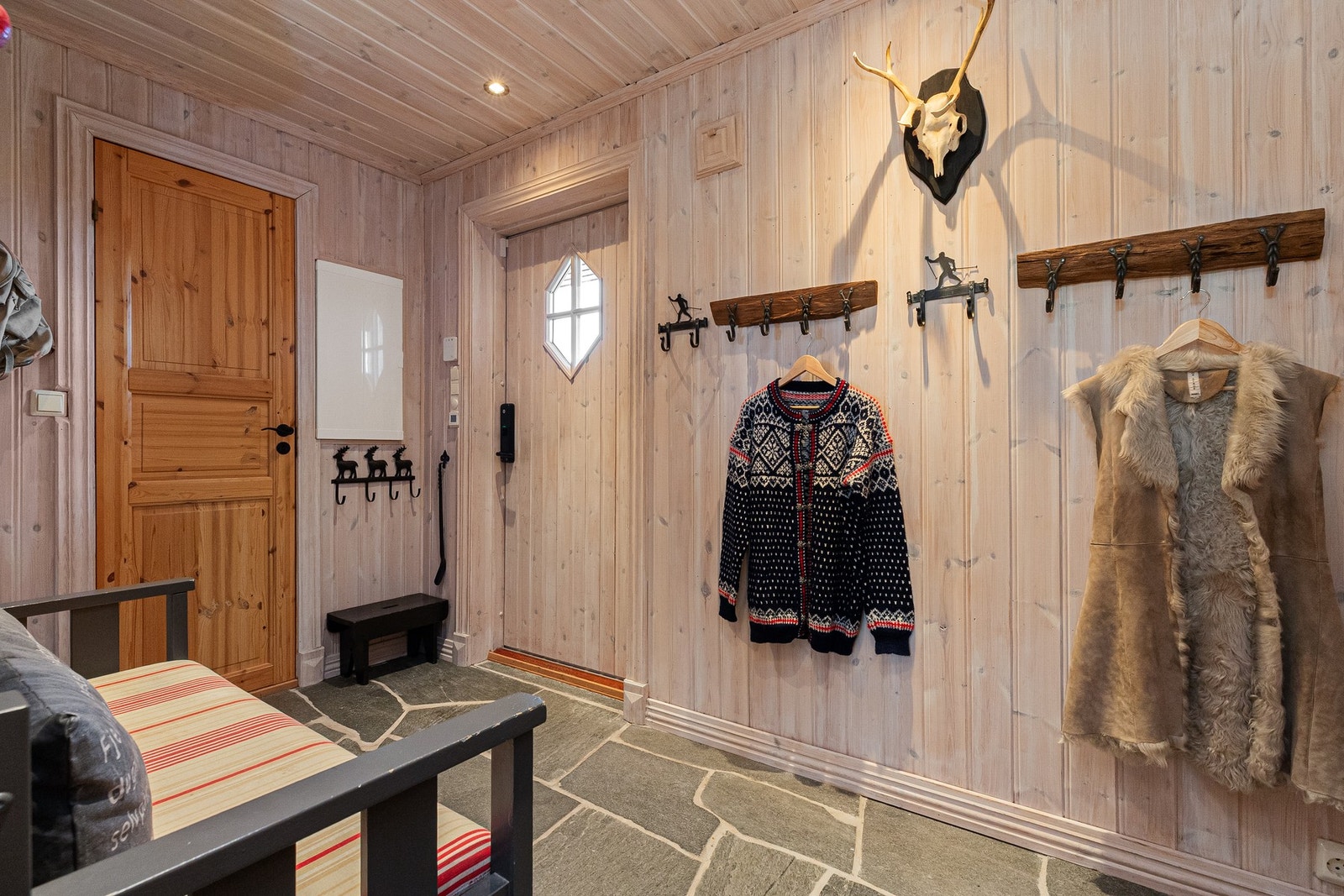 Plass til yttertøy og sko - adkomst inn til garderobe, samt bod med plassbygde hyller Galleribilde