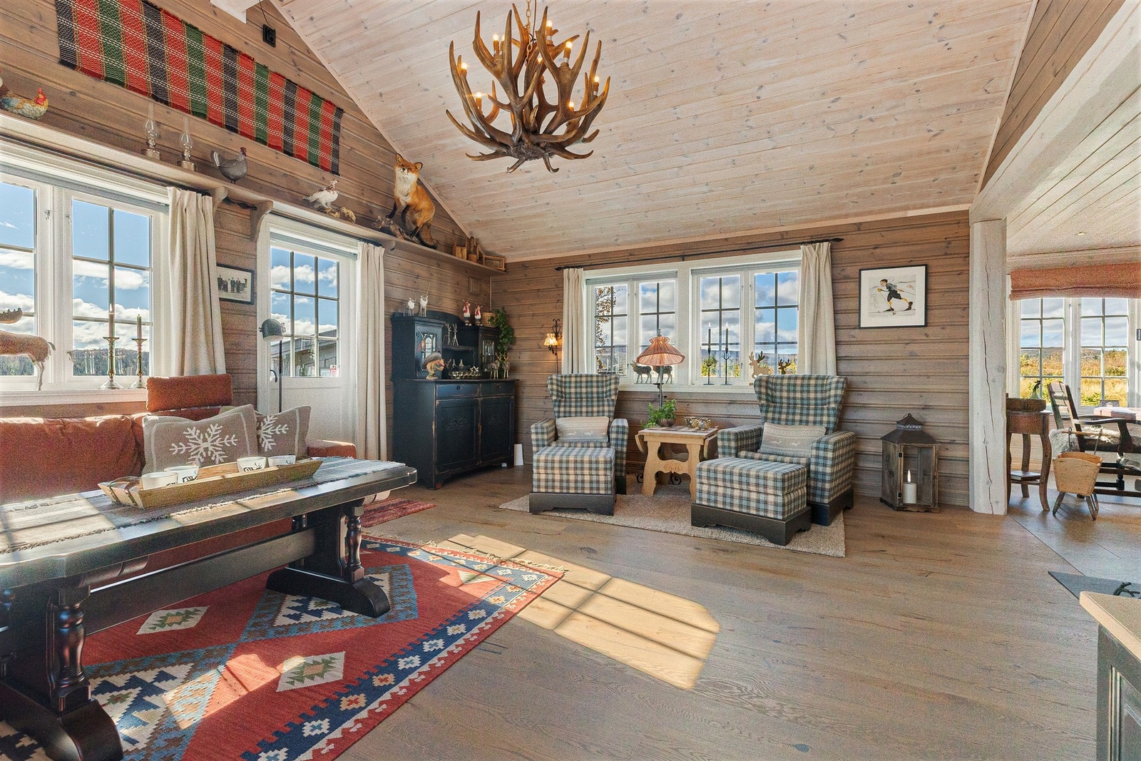 Tiltalende stue- og kjøkkenløsning som gir en åpen og inkluderende følelse Galleribilde