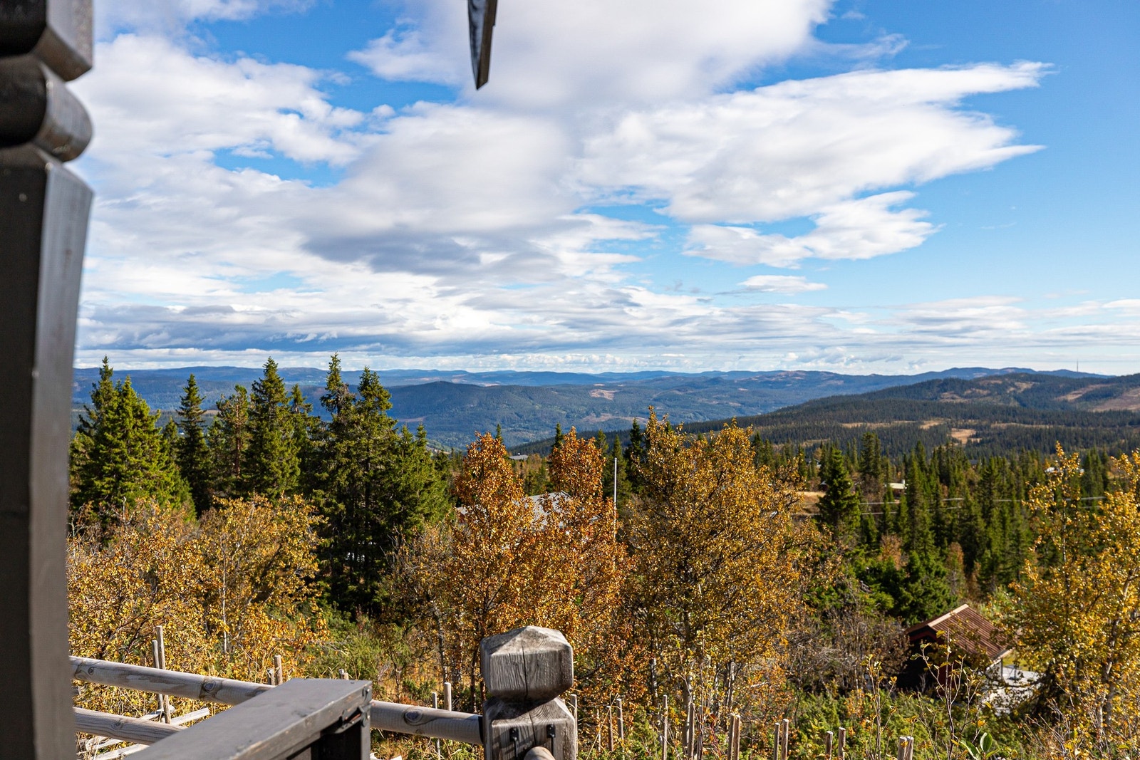 Området byr på rike turmuligheter året rundt - alt fra fotturer og fjellturer til sykkel, kajakk eller kano på de mange vannene i nærheten Galleribilde