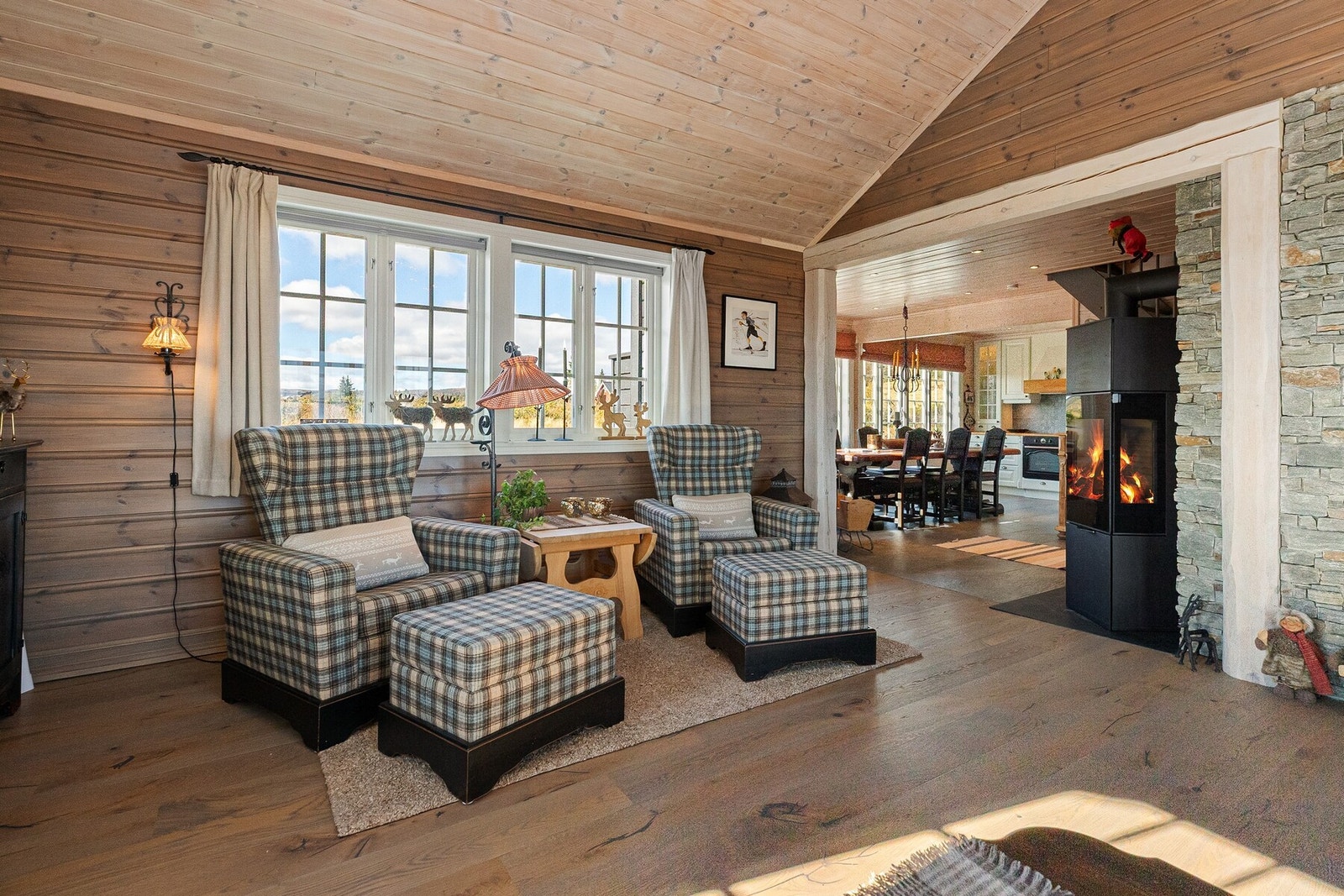 Koselig sitteplass hvor peisen an nytes og en god bok kan leses Galleribilde