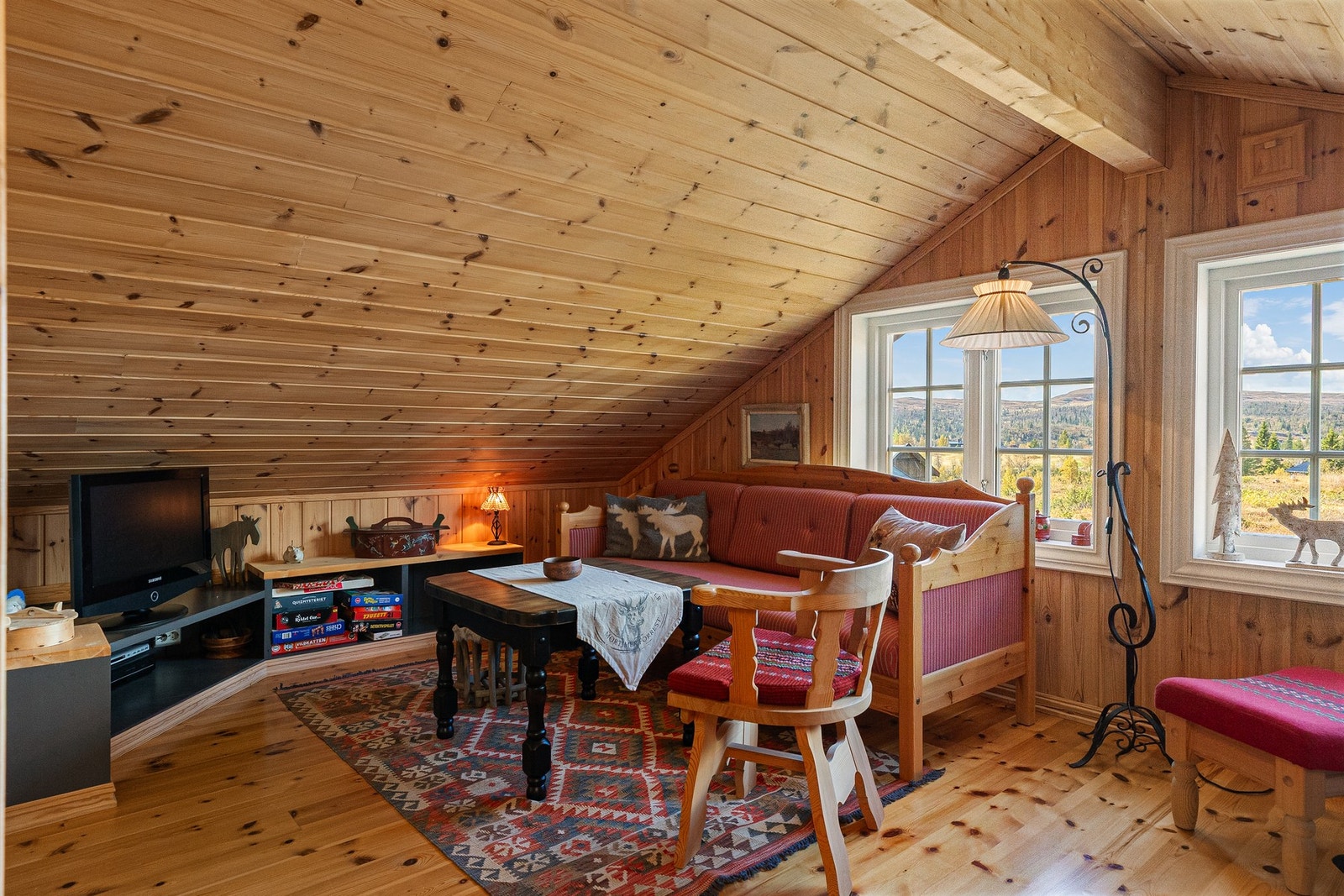 Egner seg godt som tv-stue eller lage seg lesekrok, det er også god boltreplass for barna i familien Galleribilde