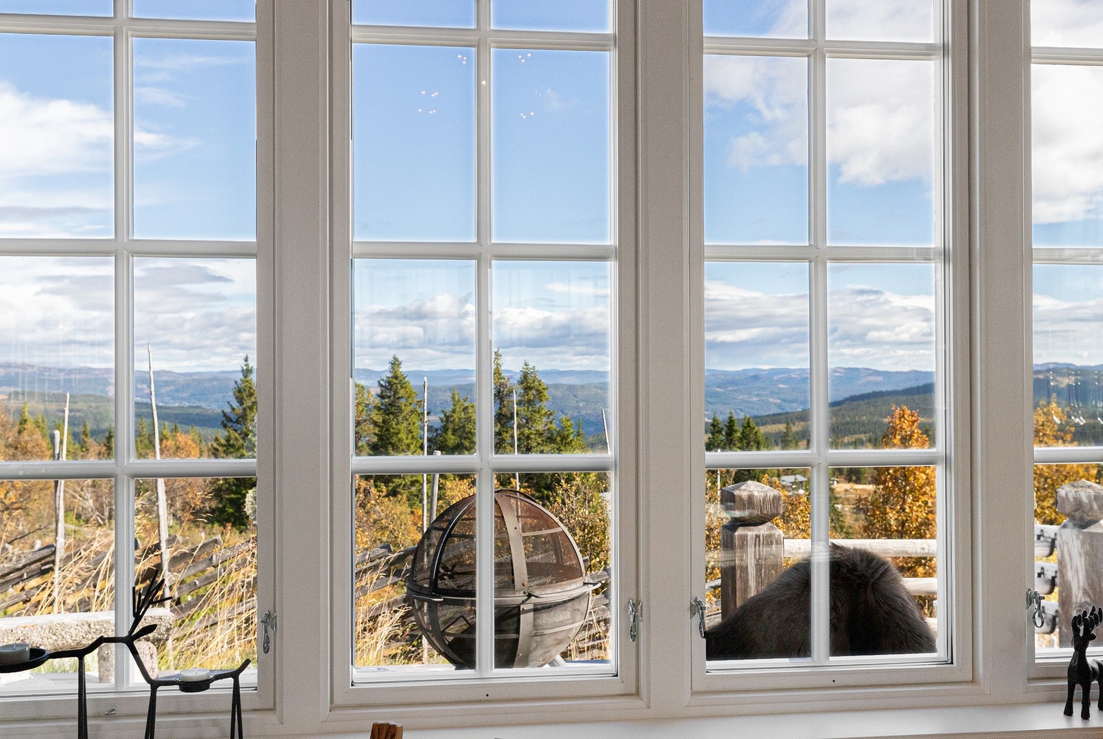 En fantastisk utsikt kan nytes fra vinduer og uteområde Galleribilde