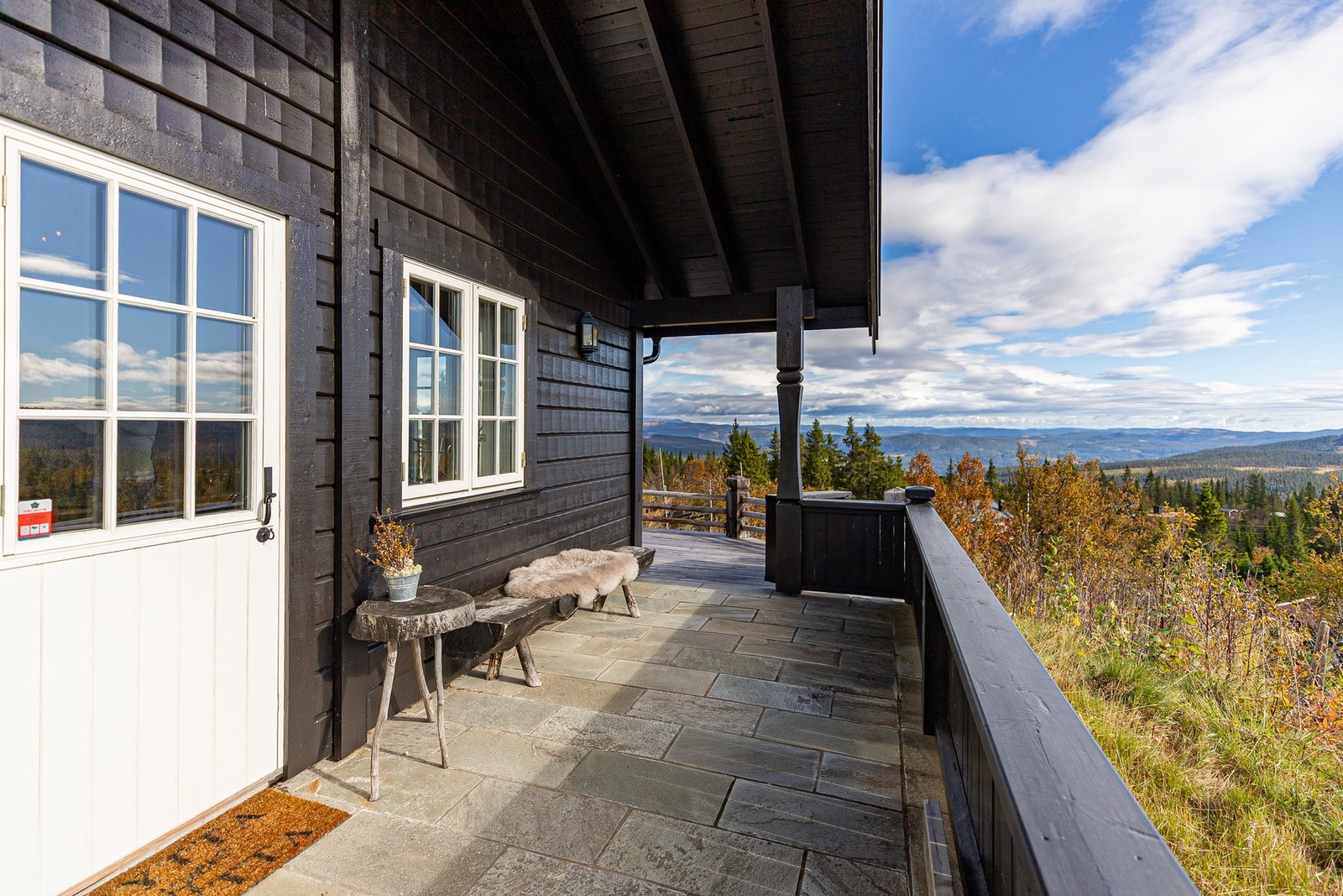 Terrassen har plass til flere sittegrupper og andre utemøbler Galleribilde