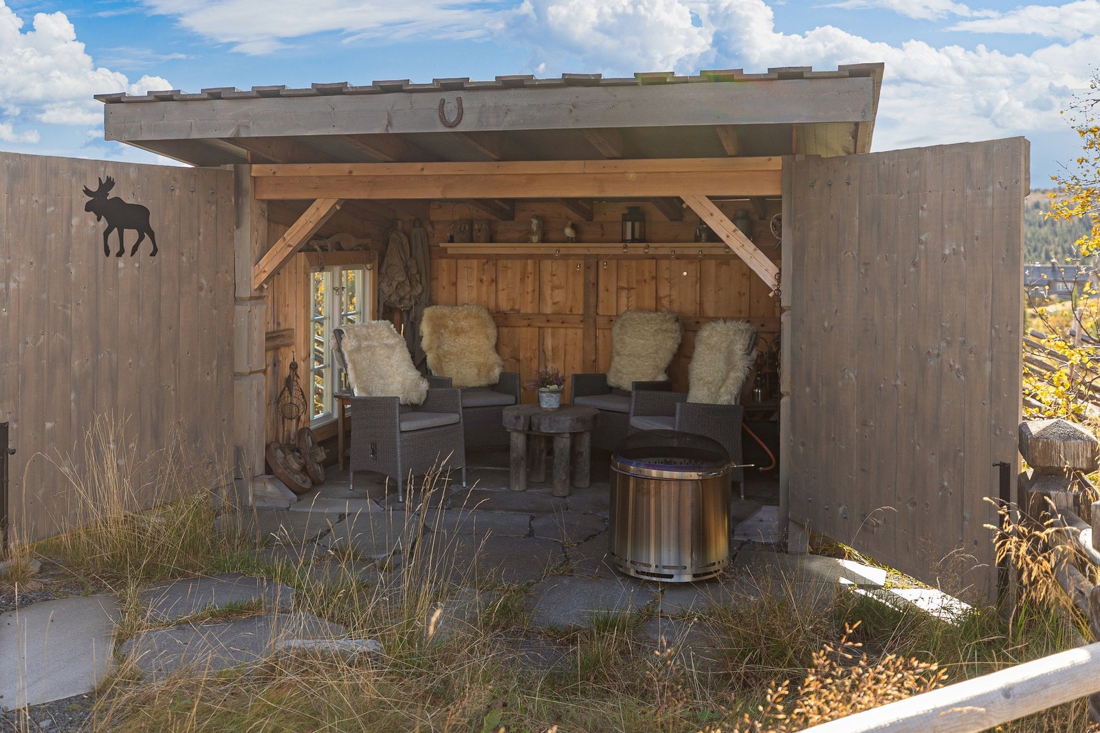 Gapahuken har plass til sittegruppe og er fin på dager hvor man må trekke seg inn i lun atmosfære Galleribilde