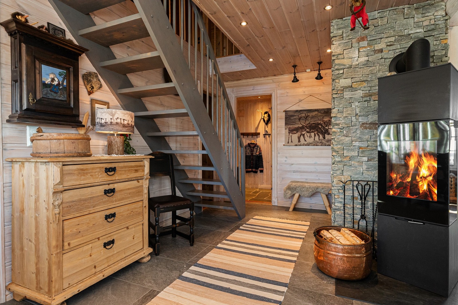 Trapp opp til andre etasje fra mellomgang Galleribilde