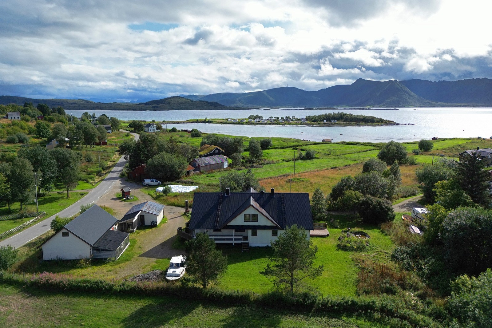 Eiendommen ligger i landlige og naturskjønne omgivelser på Kalsnes ved Eidsfjorden, med fin utsikt mot både sjø og fjell. Galleribilde