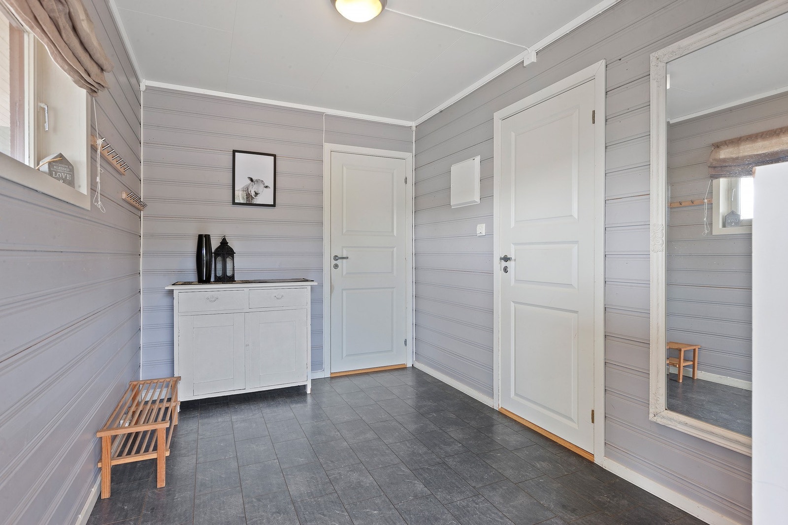 Entré med plass til å henge fra seg yttertøyet. Galleribilde