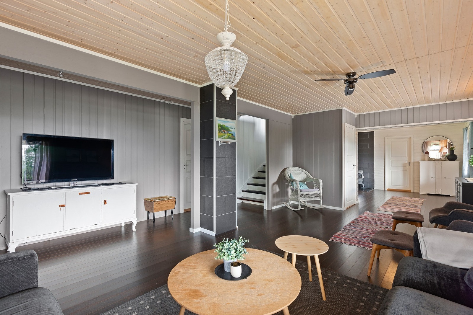 Fra stuen finner du trappen videre opp til en praktisk loftsetasje. Galleribilde