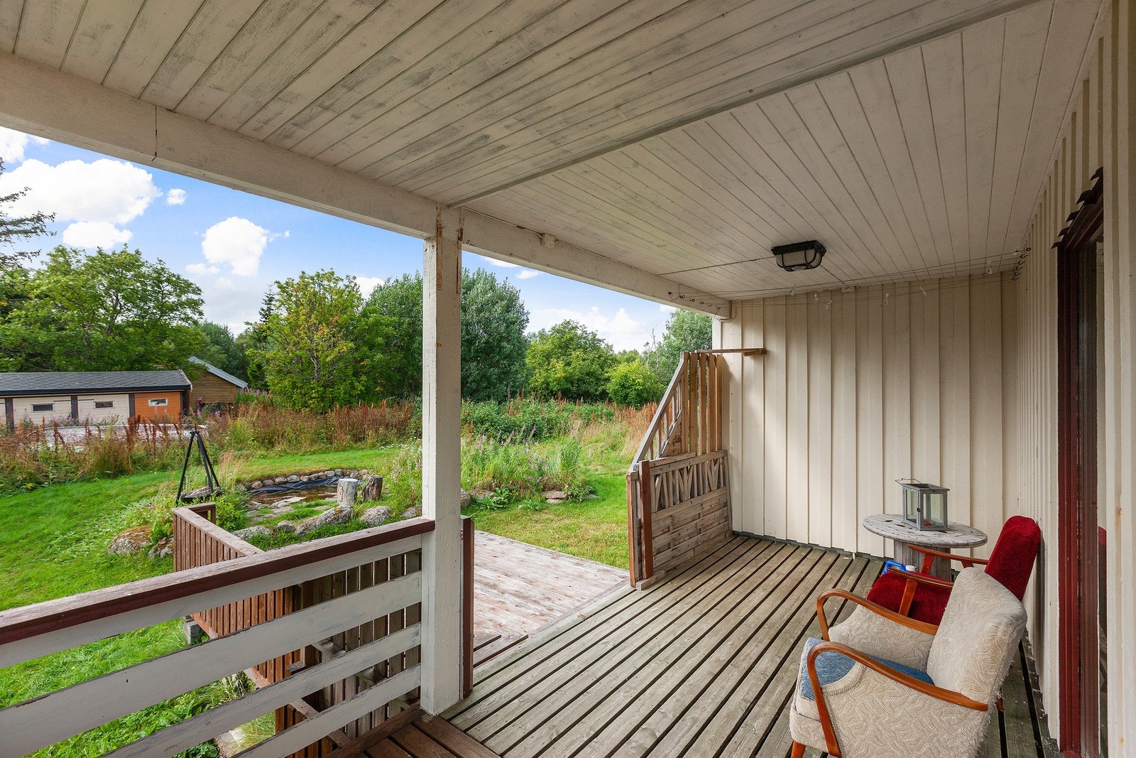 Overbygget uteplass som gir skjermet og hyggelig uteområde. Galleribilde