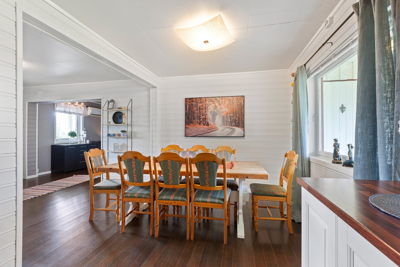 God plass til hele familien - stort spisebord i tilknytning til kjøkken. Galleribilde