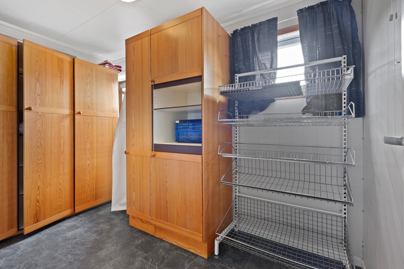 Garderobe. Galleribilde