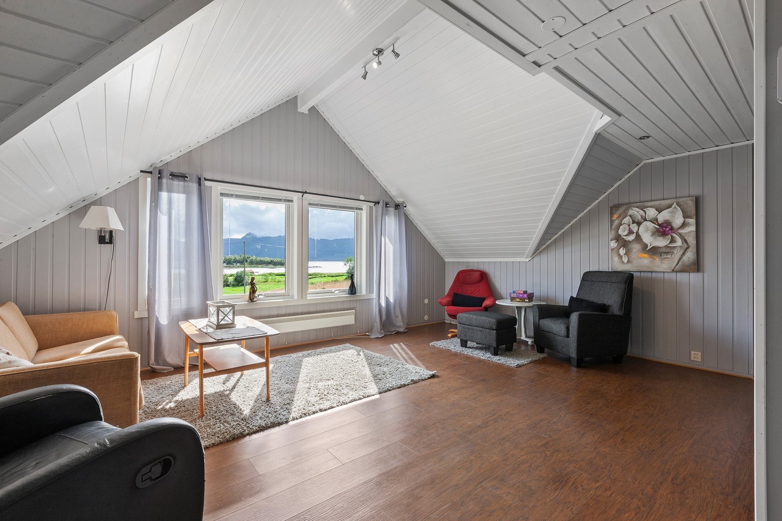 Romslig loftstue, ideell for ungdommen i huset eller ekstra oppholdsrom. Galleribilde