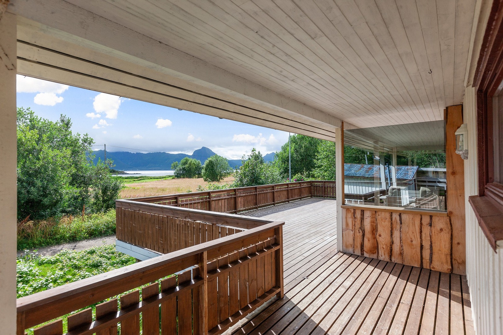 Stor terrasse med god plass til sittegrupper og grill. Galleribilde