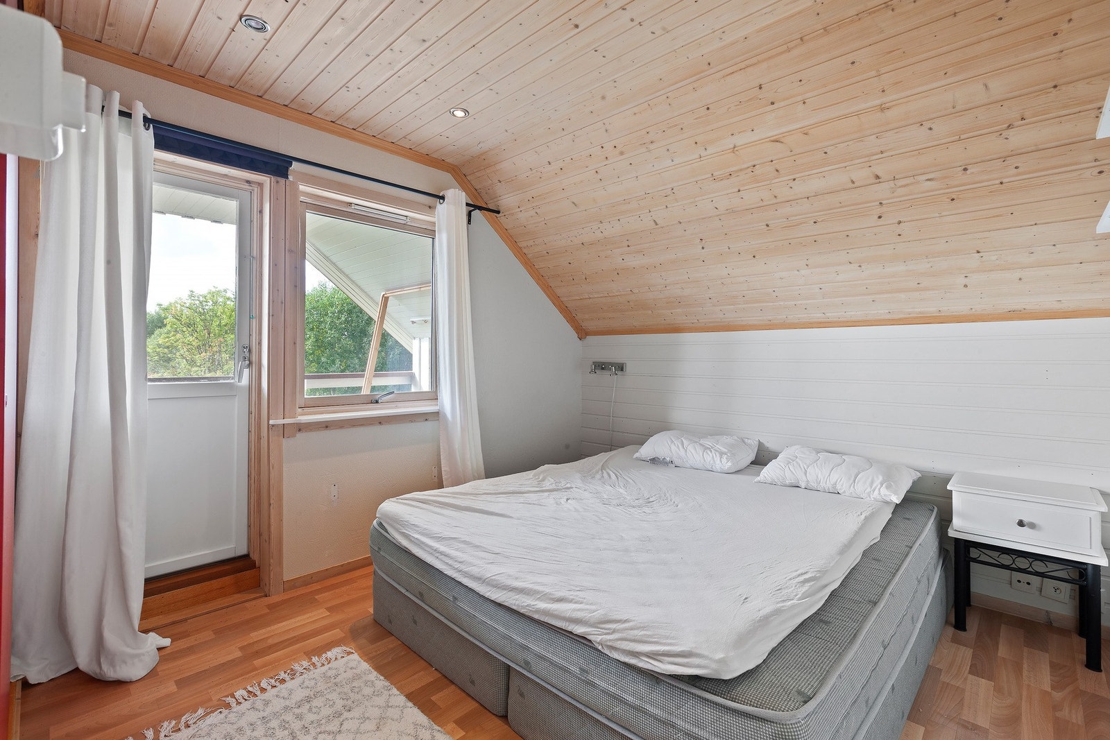 Boligen byr på fem soverom, rikelig plass til familie og gjester. Galleribilde