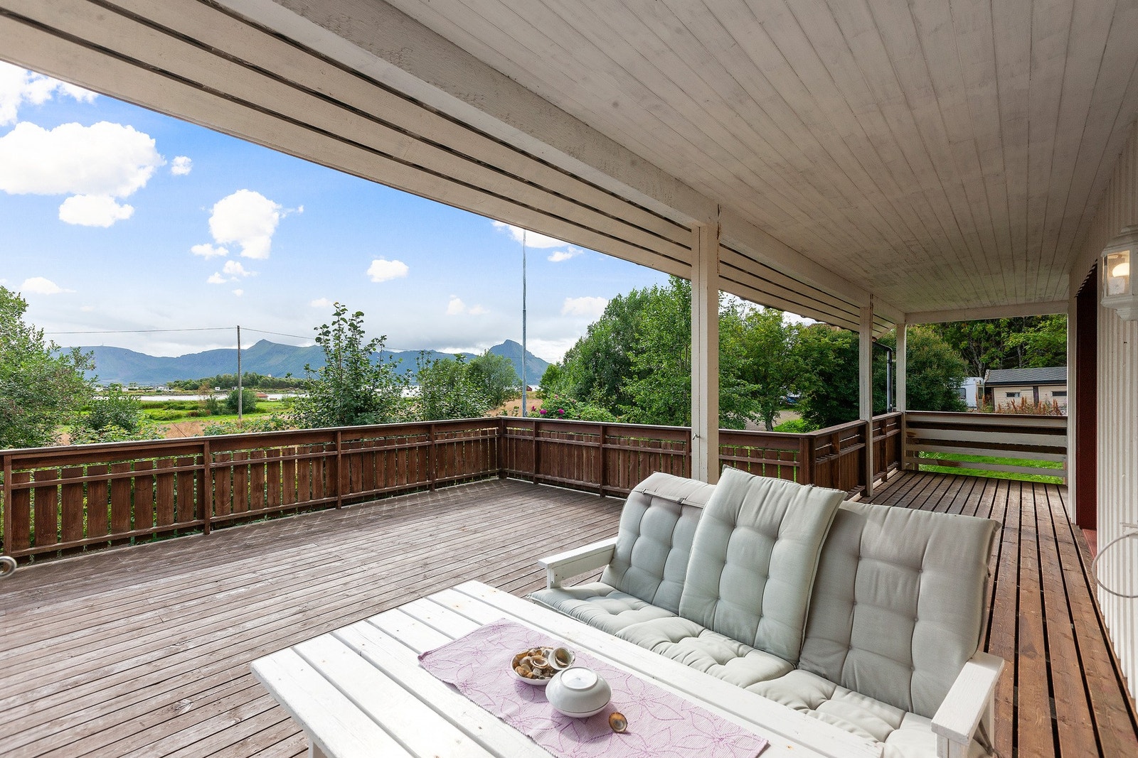 Delvis overbygget uteplass - perfekt for både sol og skygge. Galleribilde