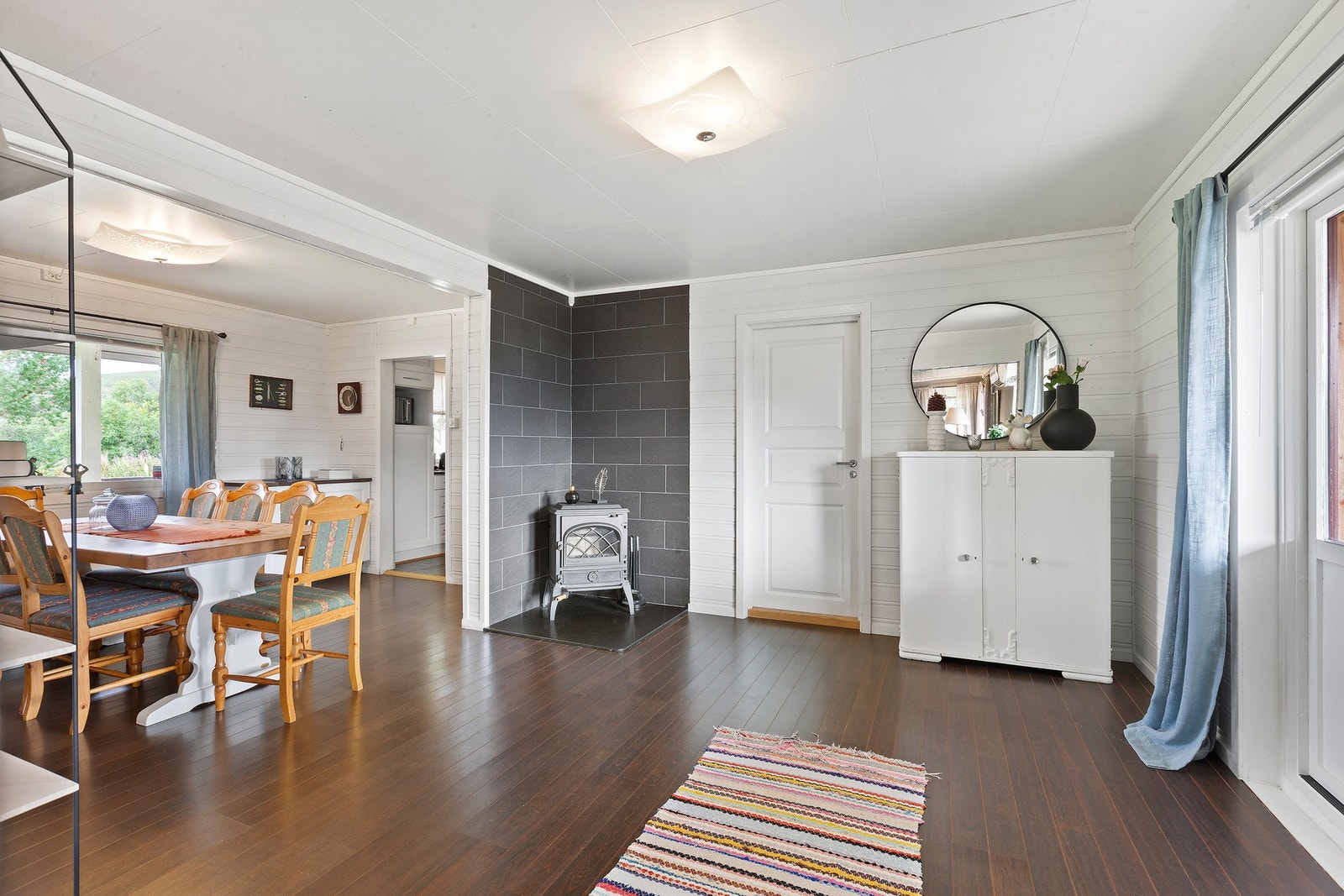 Kjøkkenet finner du til venstre og gang rett frem. Galleribilde