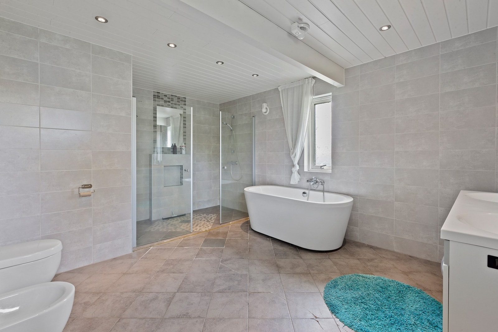 Badet har Downlights i himlingen som gir rommet et behagelig lys. Galleribilde