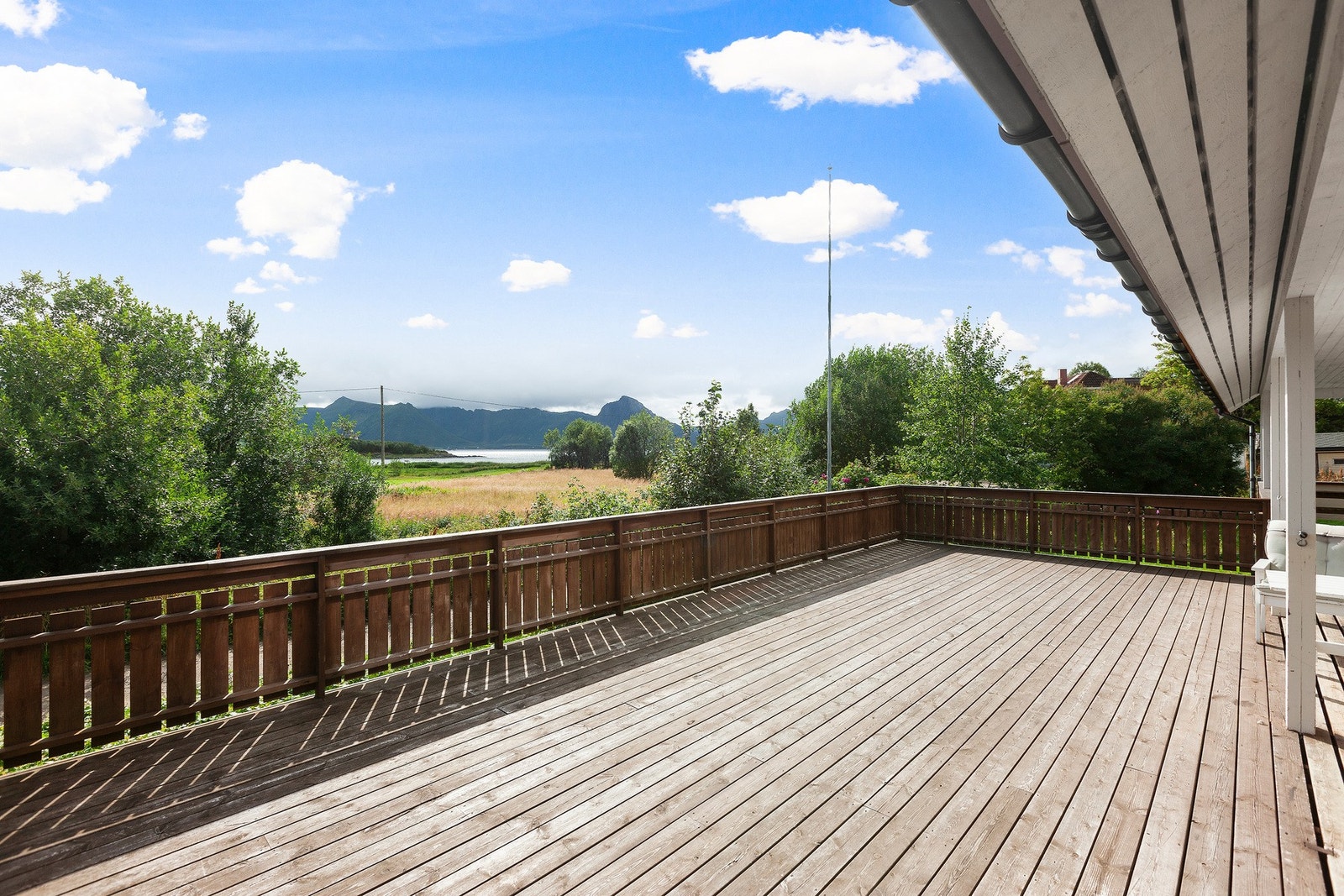 Nyt utsikten fra terrassen - landlig beliggenhet med vakker natur. Galleribilde