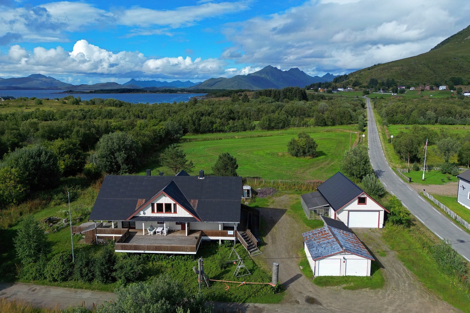 Boligen er fra 1952 med garasje og hundegård (2008) samt dobbelgarasje (1970) Galleribilde