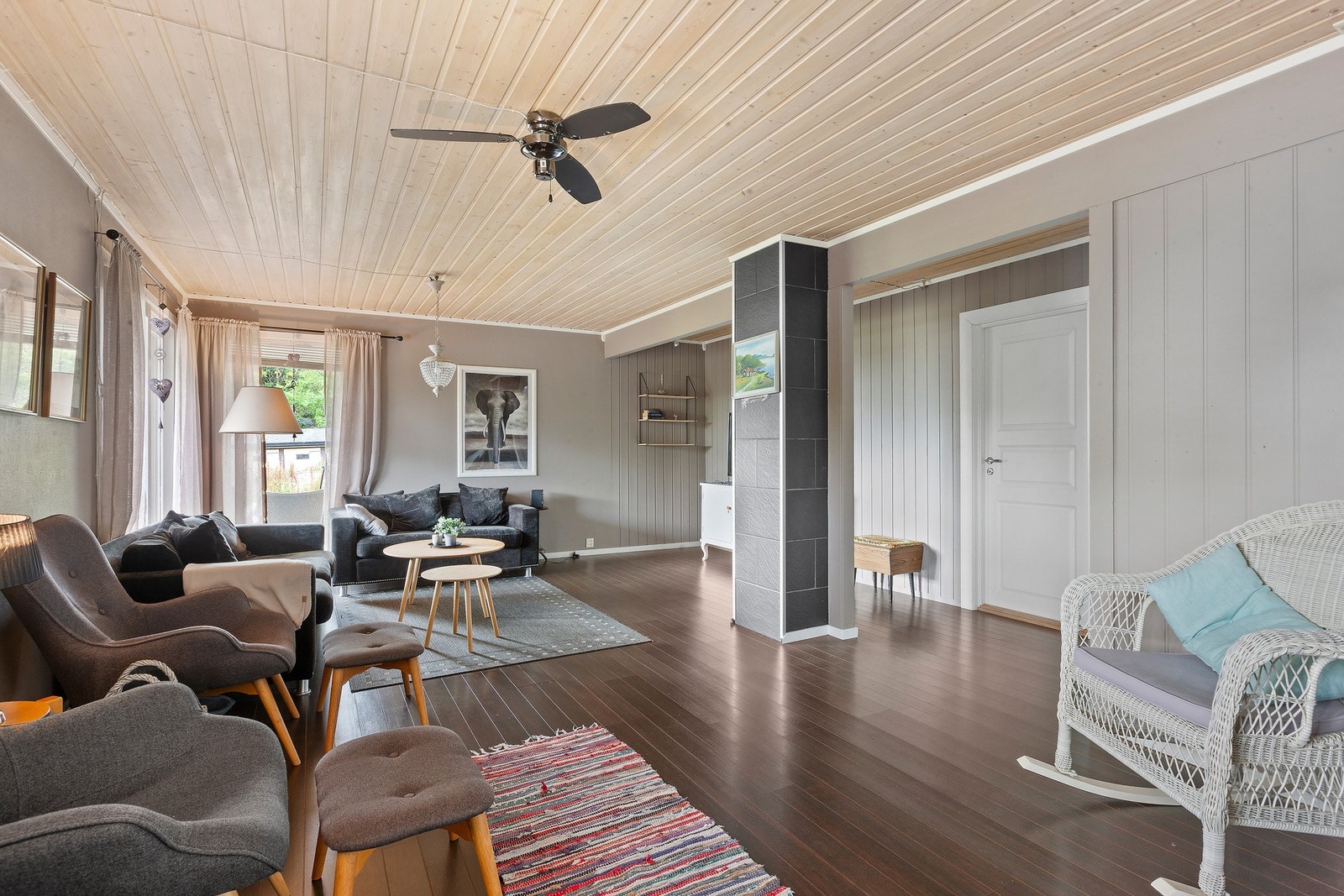 Stor stue med harmoniske fargevalg som gir en lun og innbydende atmosfære. Galleribilde