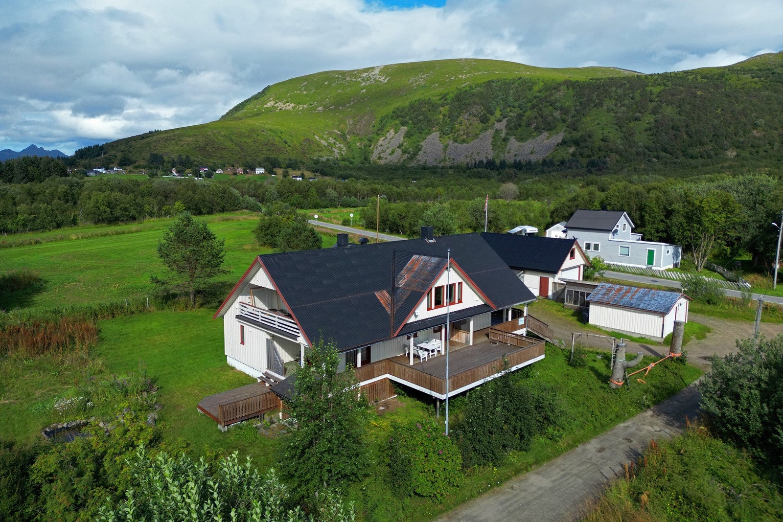 Eiendommen består av en stor enebolig, to garasjer og hundegård. Galleribilde
