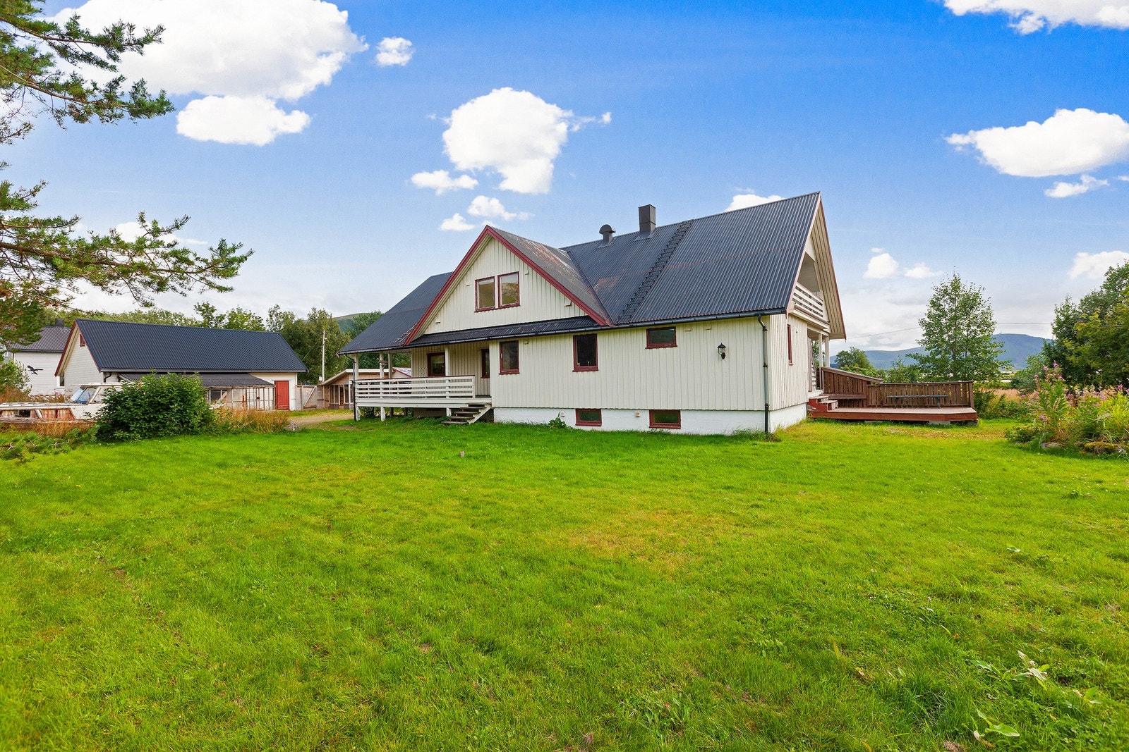 Stor og trygg hage med plass til både lek og avslapning. Galleribilde