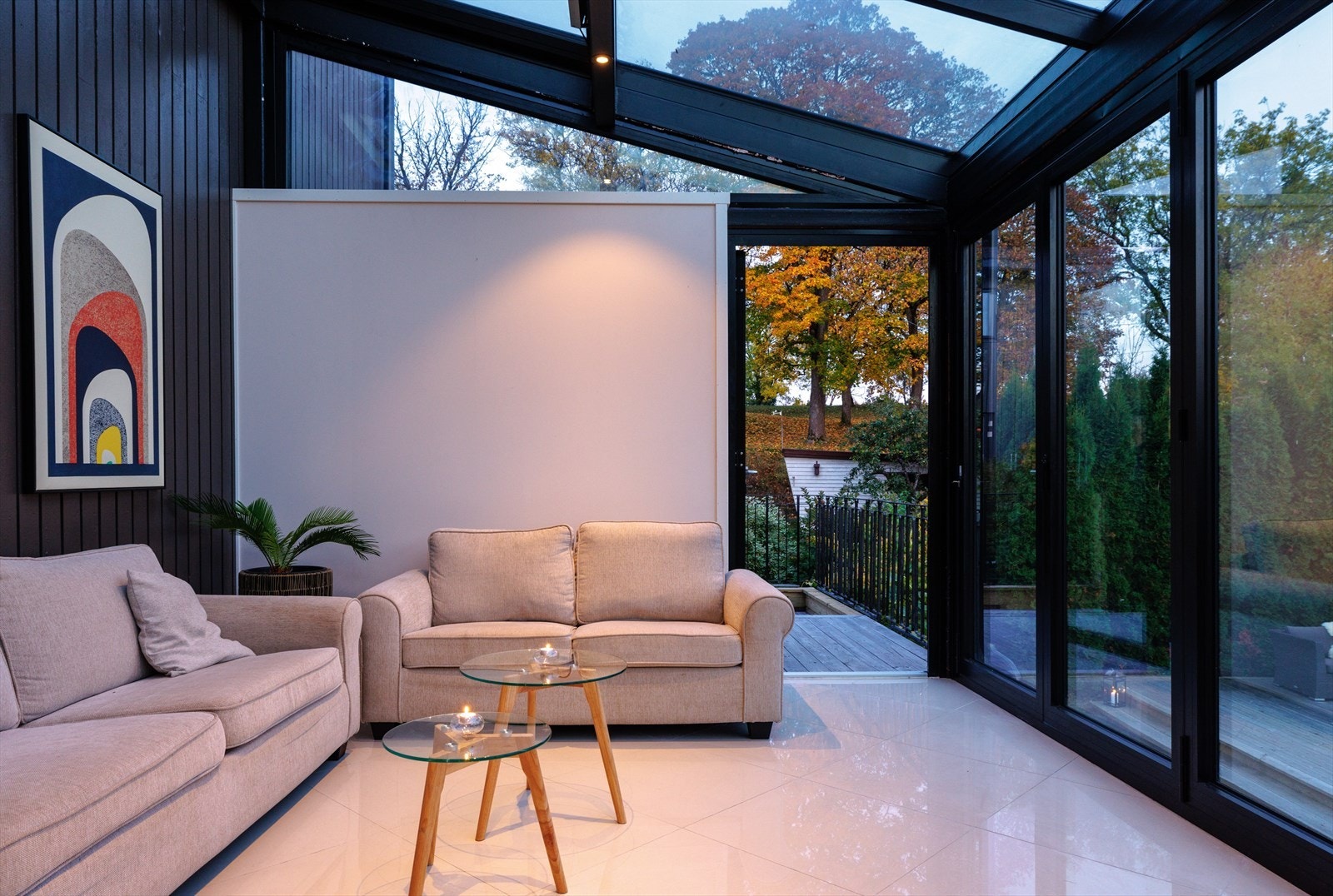 Fra hagen er det oppgang til vinterhagen. Galleribilde