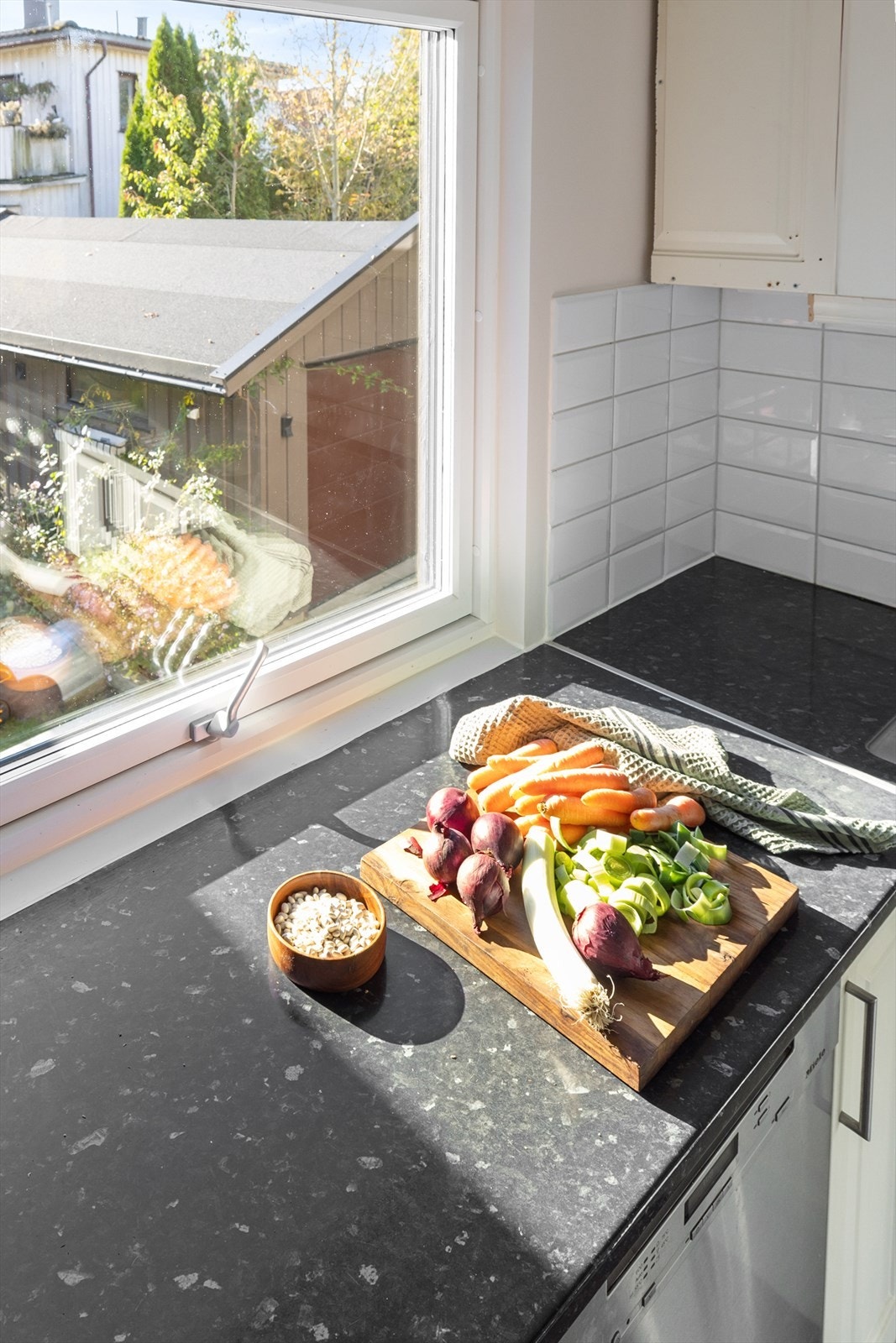 Fra kjøkkenbenken er det utsikt mot bakgården og hagen. Galleribilde