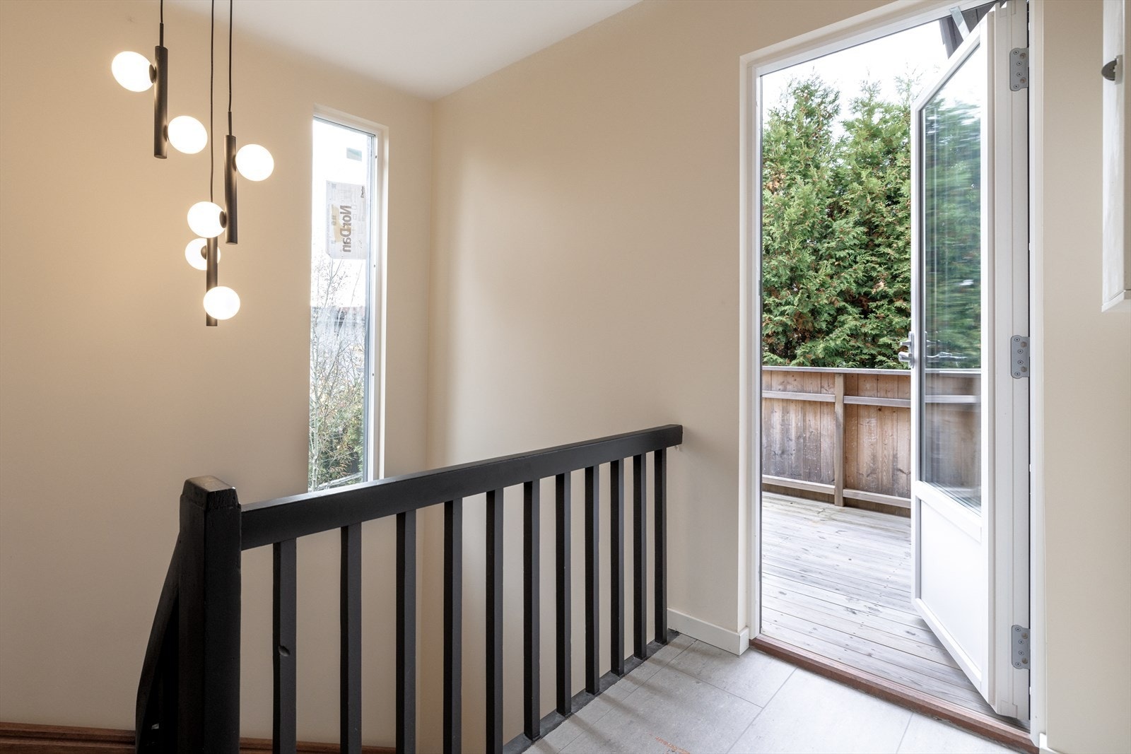 Oppe i andre etasje lander du på et flislagt platå med utgang til egen veranda. Galleribilde