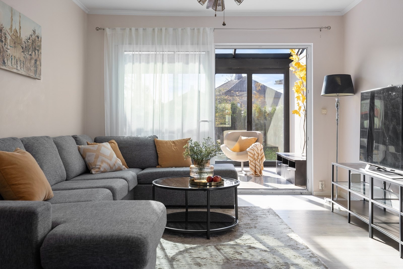 Man får godt med naturlig lys inn fra de store vinduene i vinterhagen. Galleribilde